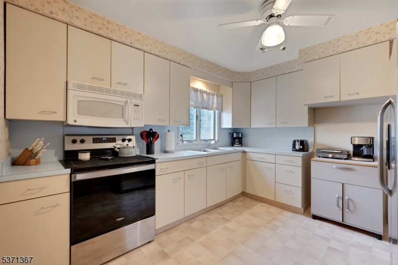 Boonton Twp., New Jersey, 07005, United States, 4 Bedrooms Bedrooms, ,1 BathroomBathrooms,Residential,For Sale,1989252