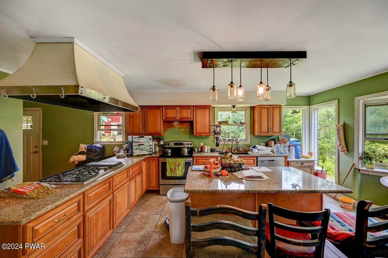 Hawley, Pennsylvania, 18428, United States, 5 Bedrooms Bedrooms, ,4 BathroomsBathrooms,Residential,For Sale,1979290