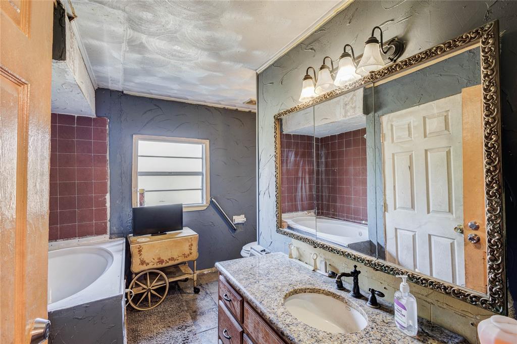Dallas, Texas, 75216, United States, 5 Bedrooms Bedrooms, ,1 BathroomBathrooms,Residential,For Sale,1851702