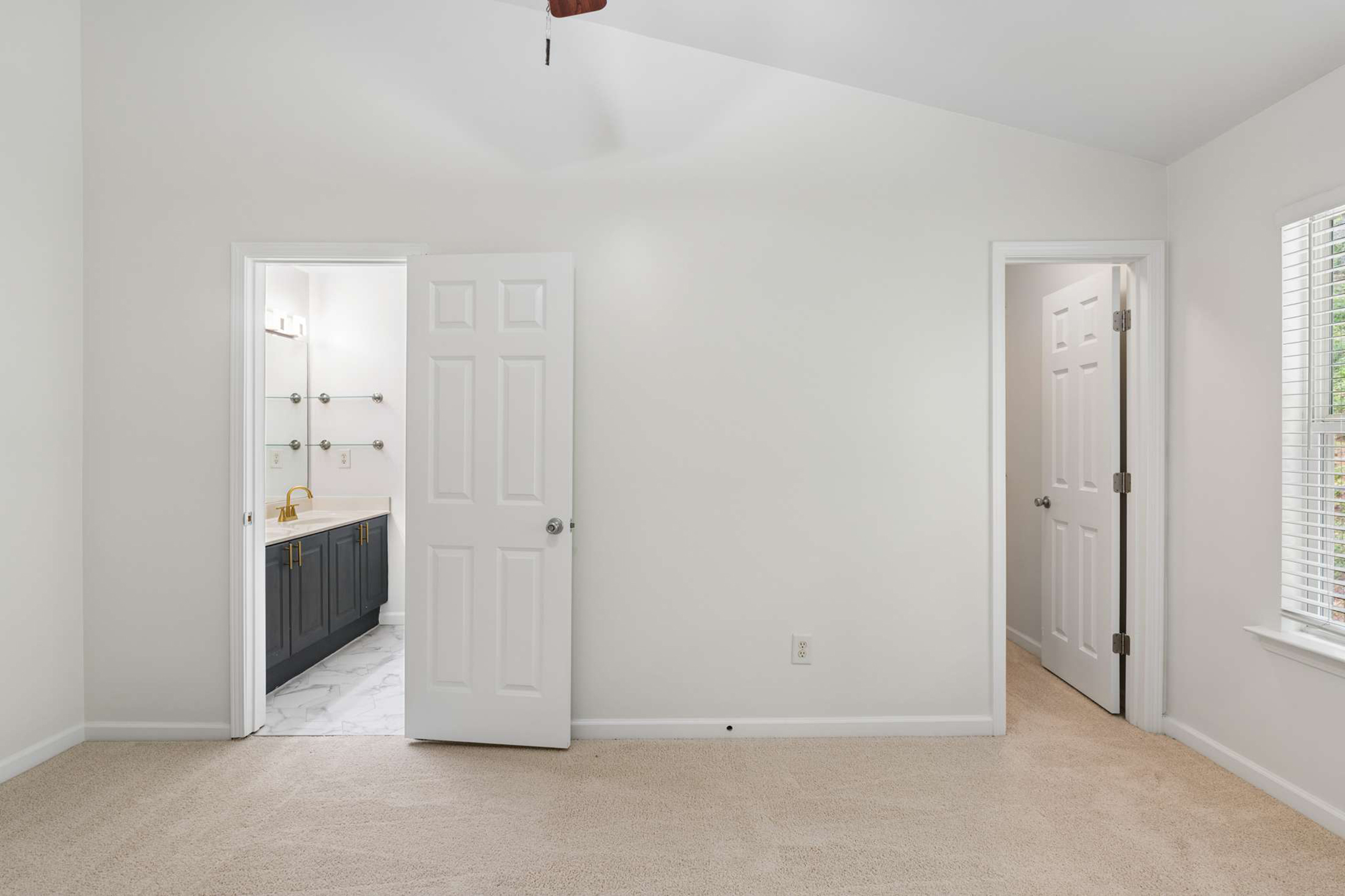  Beautifully Renovated Townhome in the Gated Liberty Park Community - 物件實景