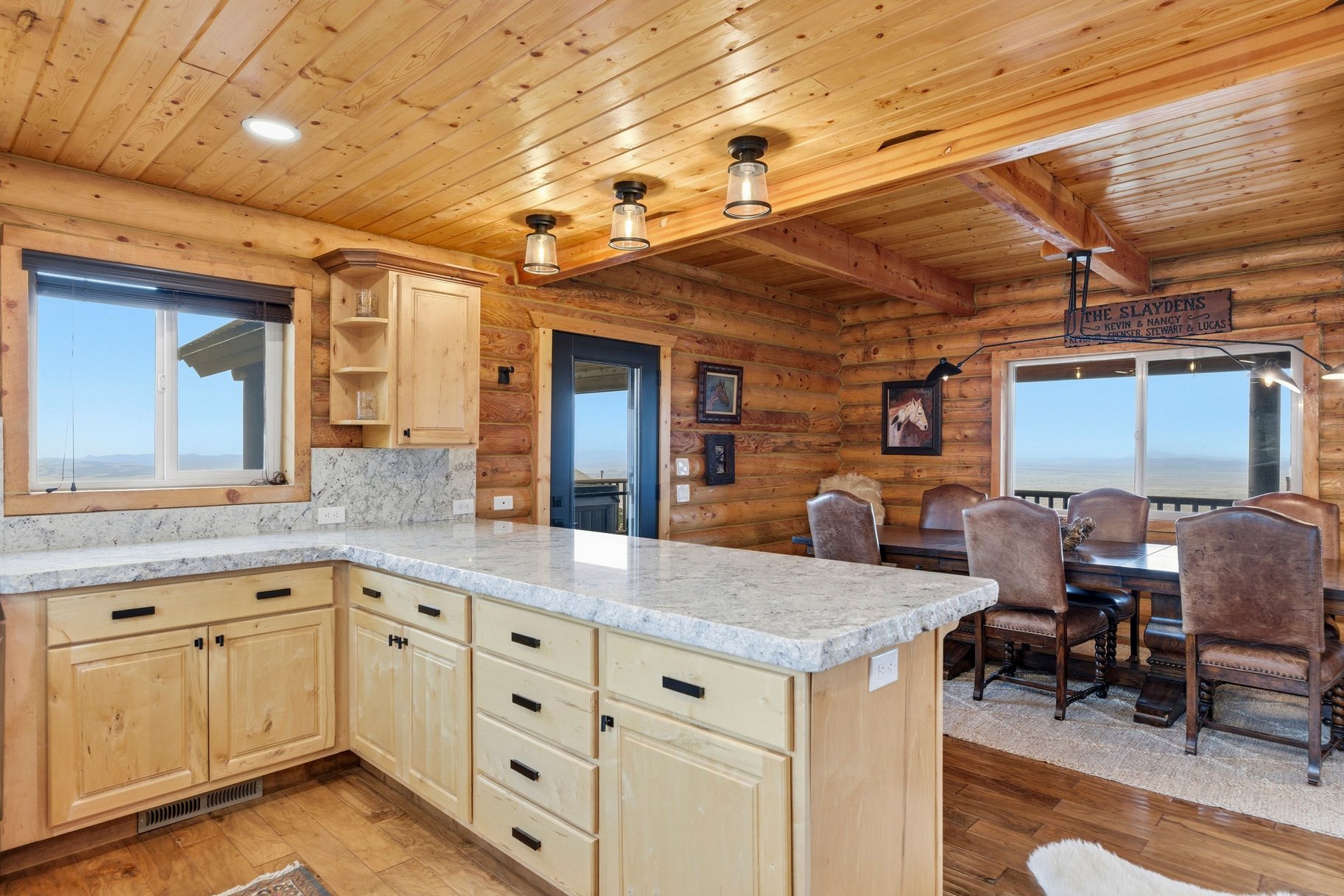  Renovated Log Cabin in Cedar Highlands with Wraparound Deck & Mountain Views - 物件實景