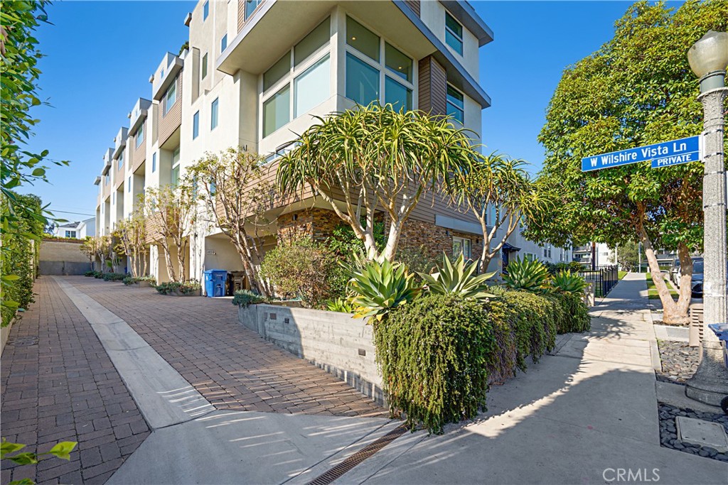 Los Angeles, California, 90019, United States, 2 Bedrooms Bedrooms, ,3 BathroomsBathrooms,Residential,For Sale,1990978