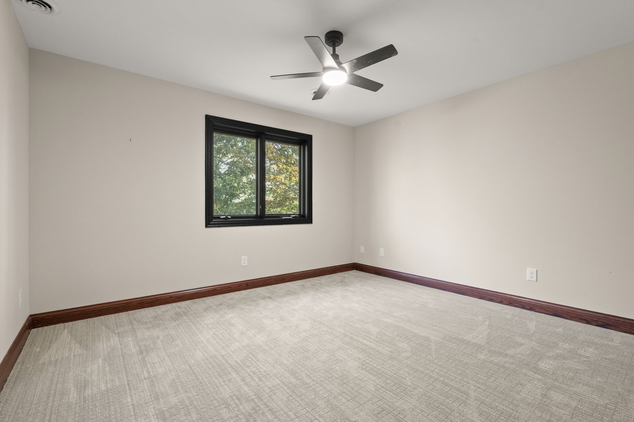  Fully Updated 5 Bedroom Home on Private, Wooded Lot in Gated Community - 物件實景