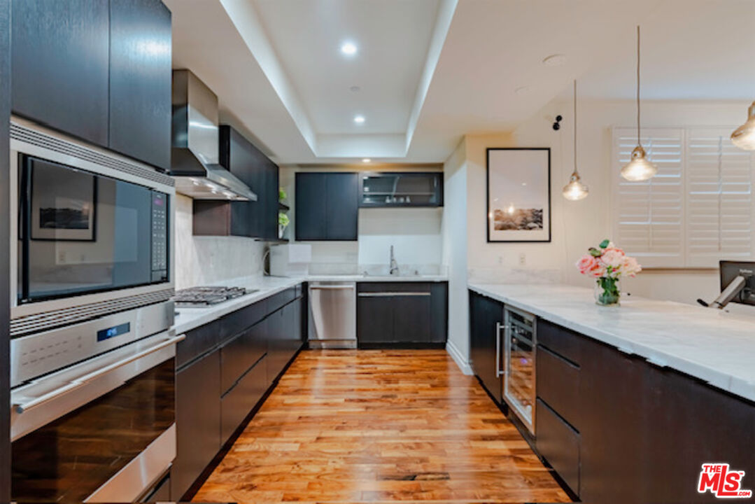 Los Angeles, California, 90010, United States, 3 Bedrooms Bedrooms, ,3 BathroomsBathrooms,Residential,For Sale,1997463