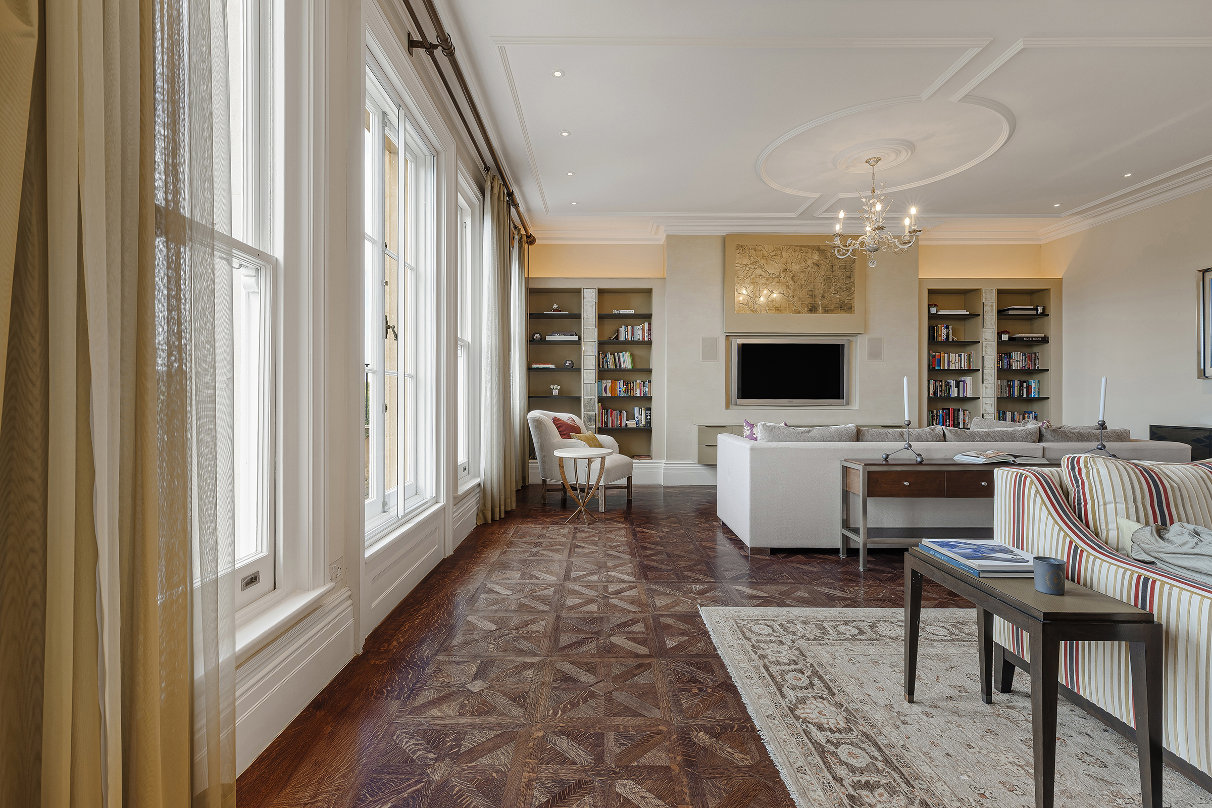  A Grand Triplex Apartment Overlooking Regent