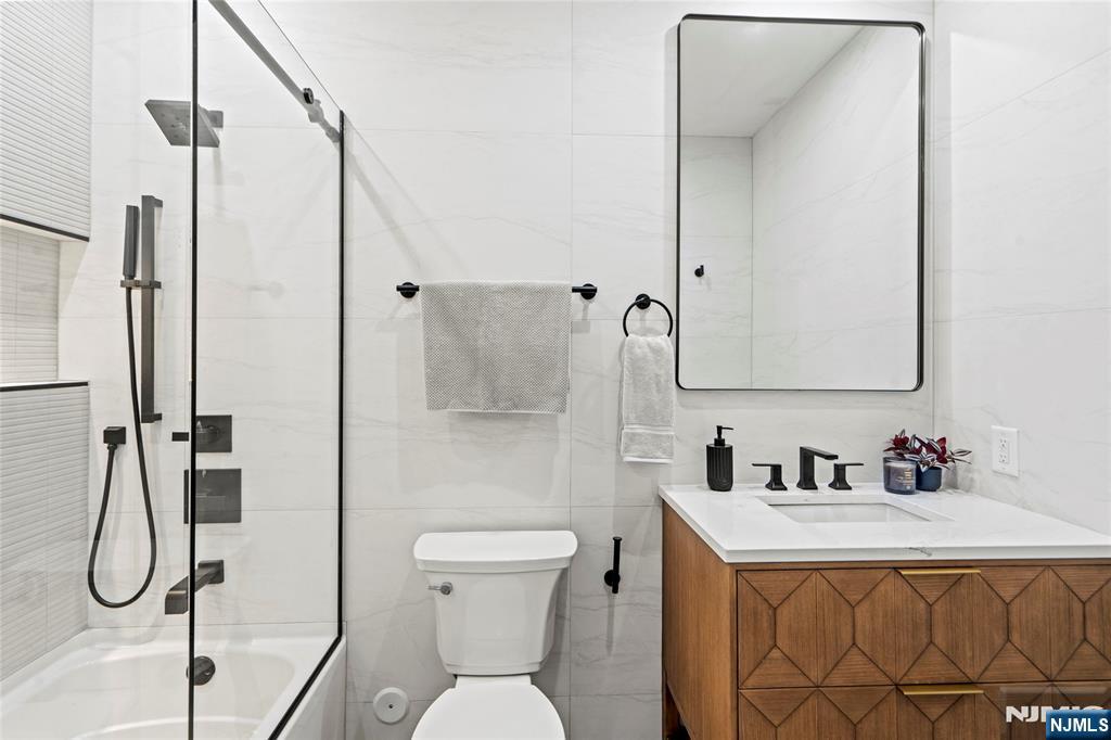 Jersey City, New Jersey, 07307, United States, 3 Bedrooms Bedrooms, ,2 BathroomsBathrooms,Residential,For Sale,1947058