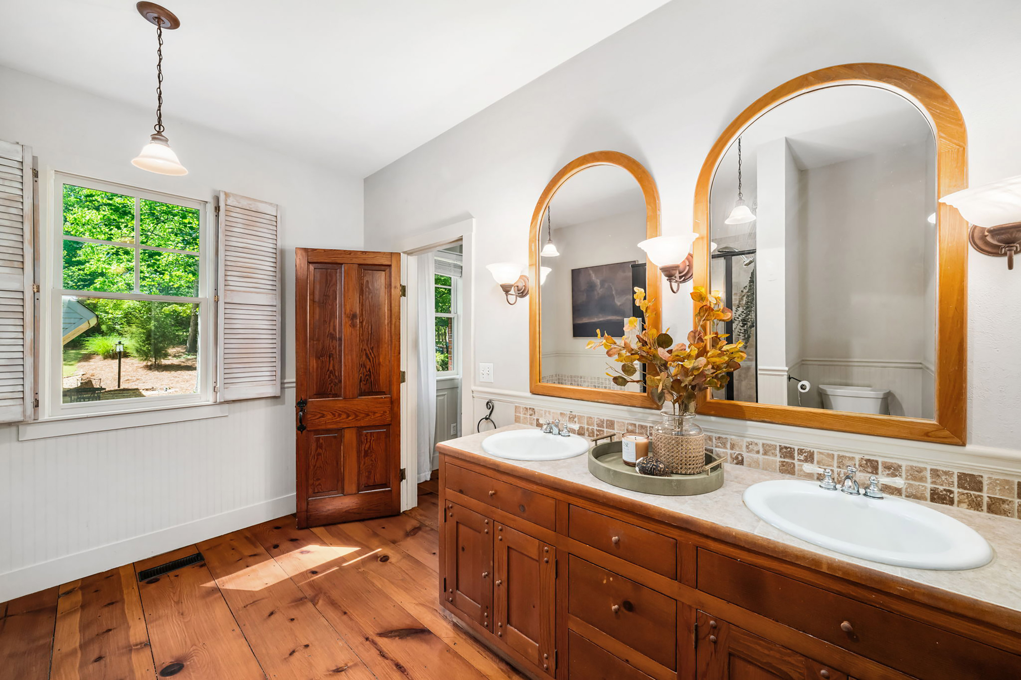 Live Timeless in Coveted Farmhouse on 4+ Private Gated Acres In Roswell - 物件實景