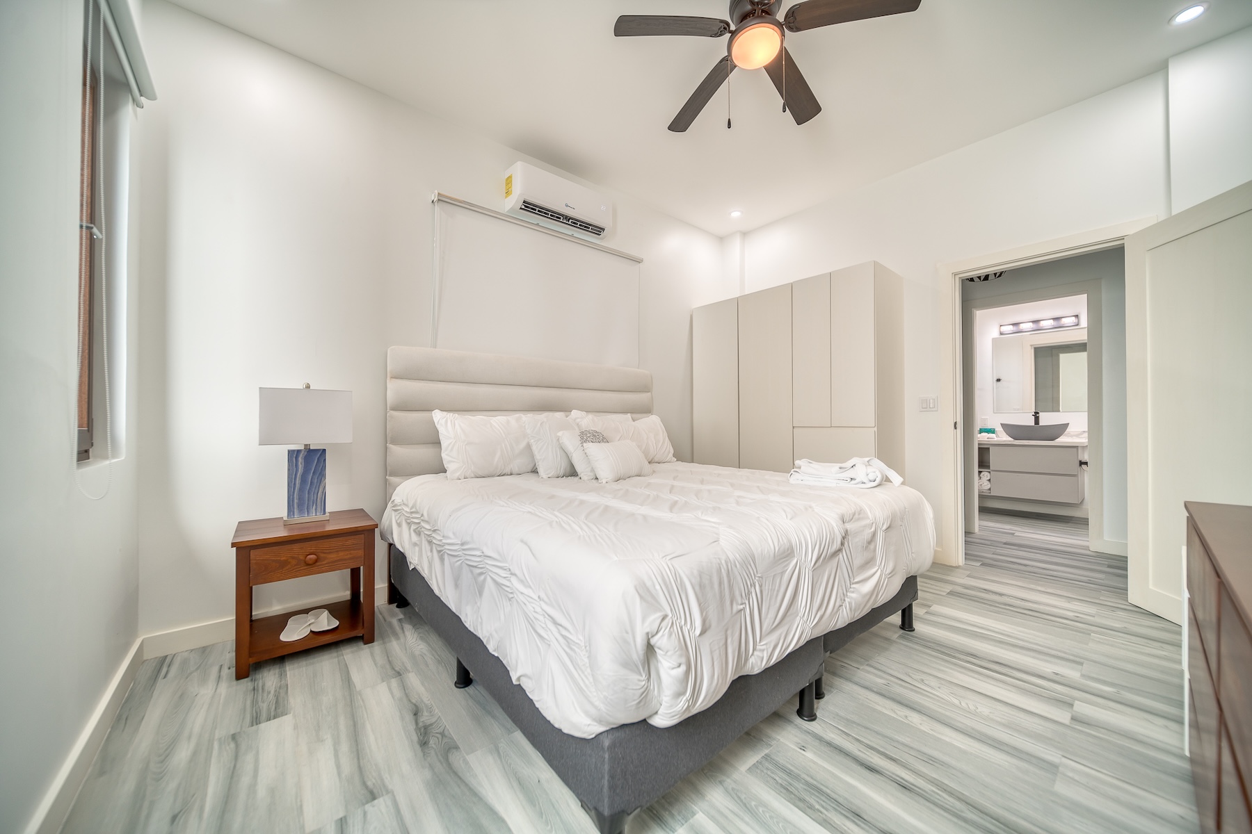  Top Floor Condo at Acqua di Mare, West Bay - 物件實景