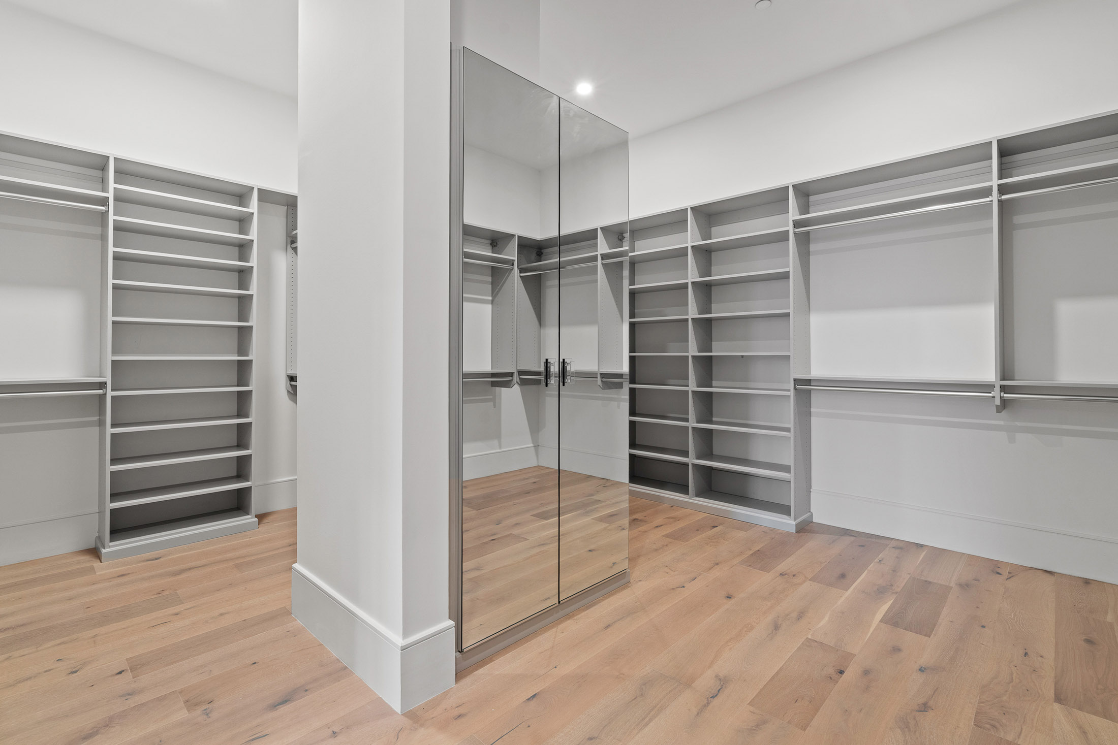  Stunning 17th Floor Corner Unit with Architectural Upgrades - 物件實景