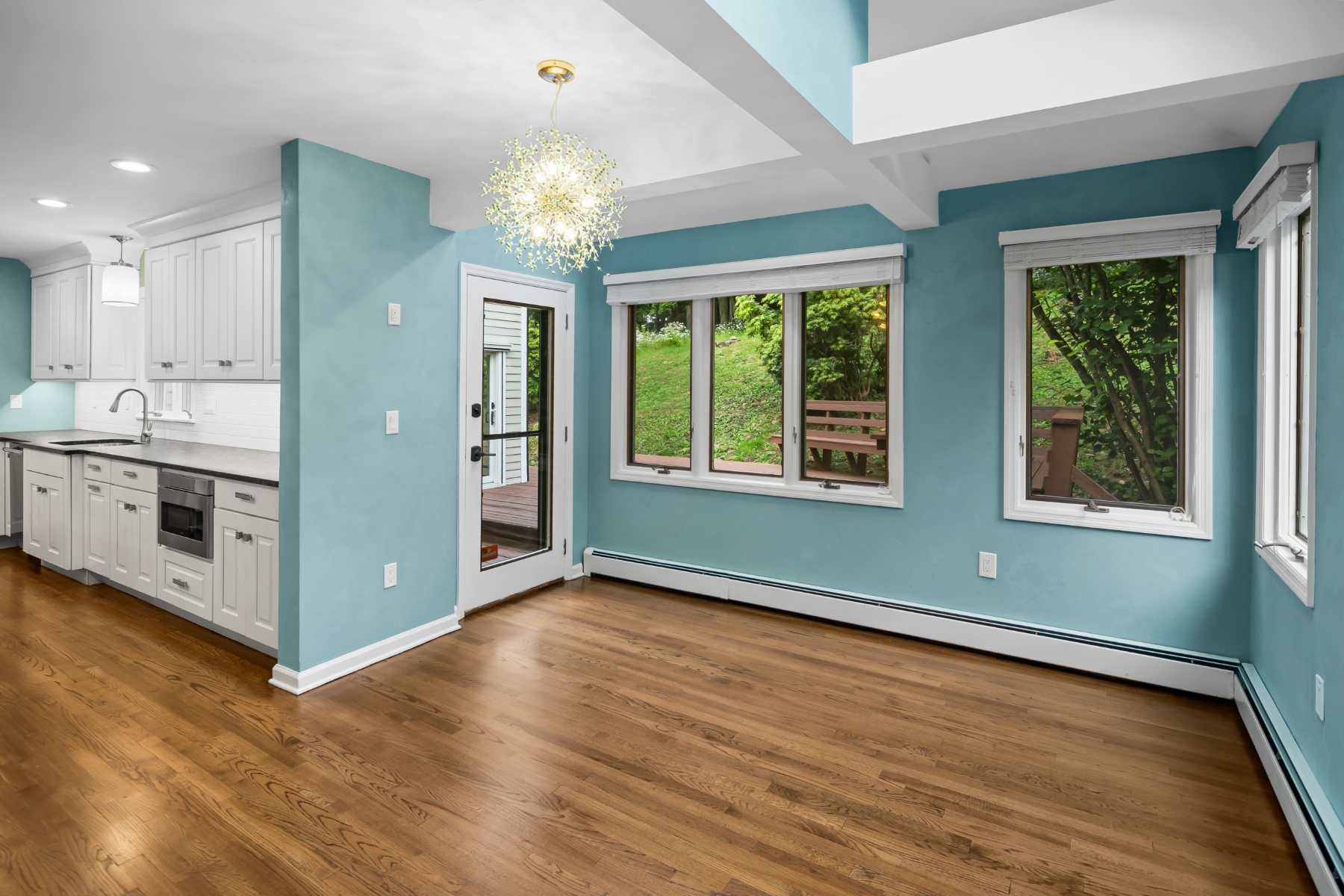  Updated Custom Colonial Home Brings Private Natural Setting Into Daily Life - 物件實景