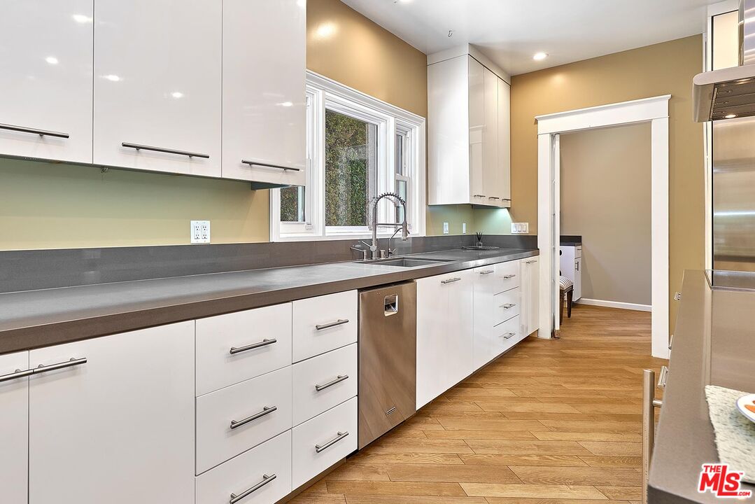 Los Angeles, California, 90005, United States, 5 Bedrooms Bedrooms, ,6 BathroomsBathrooms,Residential,For Sale,1907226