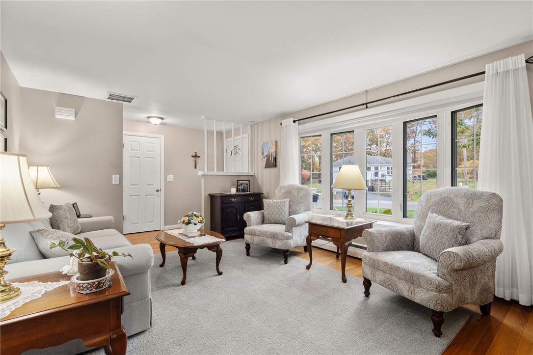 North Kingstown, Rhode Island, 02852, United States, 4 Bedrooms Bedrooms, ,2 BathroomsBathrooms,Residential,For Sale,1987787