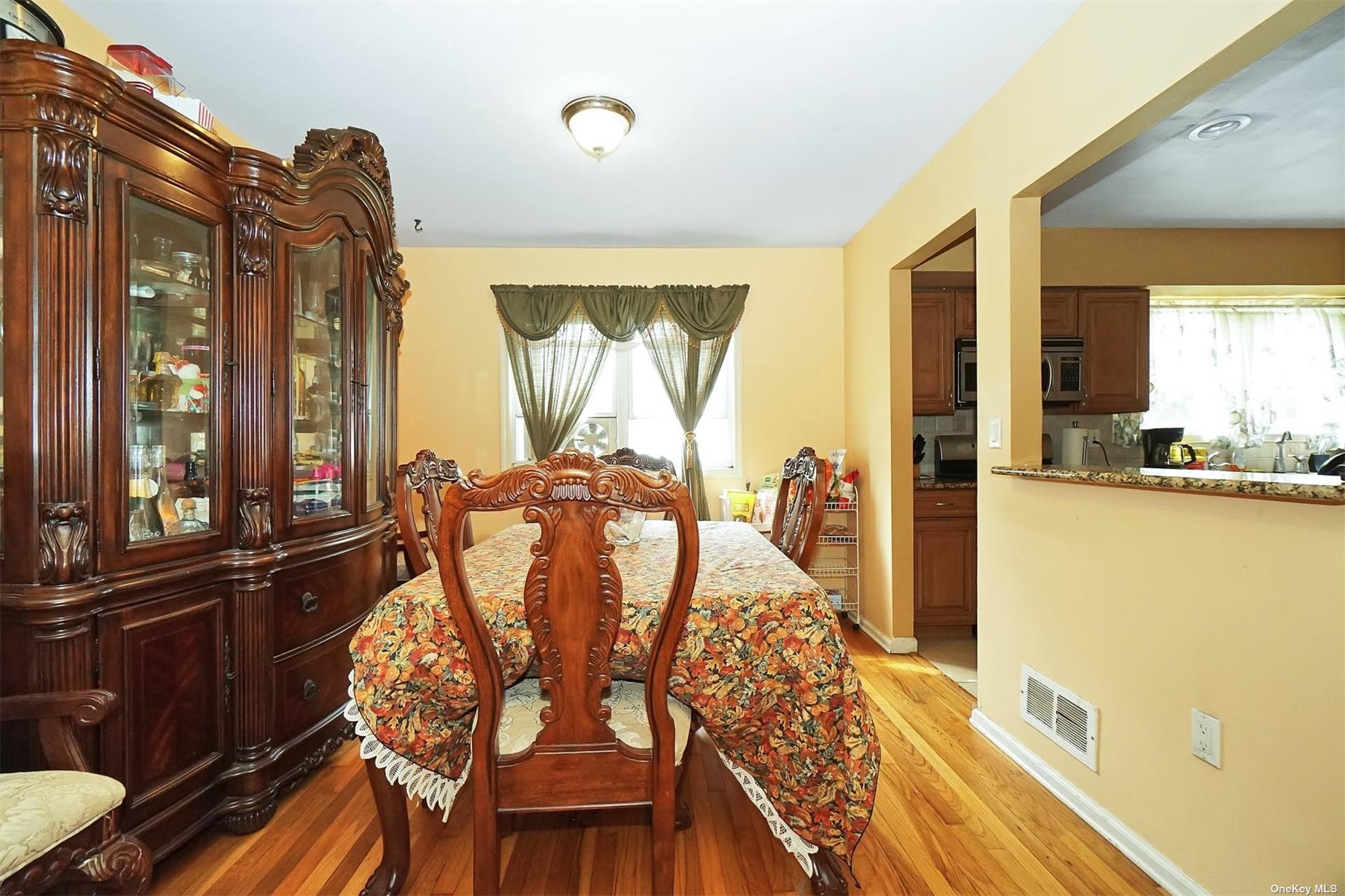 18 Cayuga Place, Commack, New York, 11725, United States, 3 Bedrooms Bedrooms, ,2 BathroomsBathrooms,Residential,For Sale,18 Cayuga Place,1435413