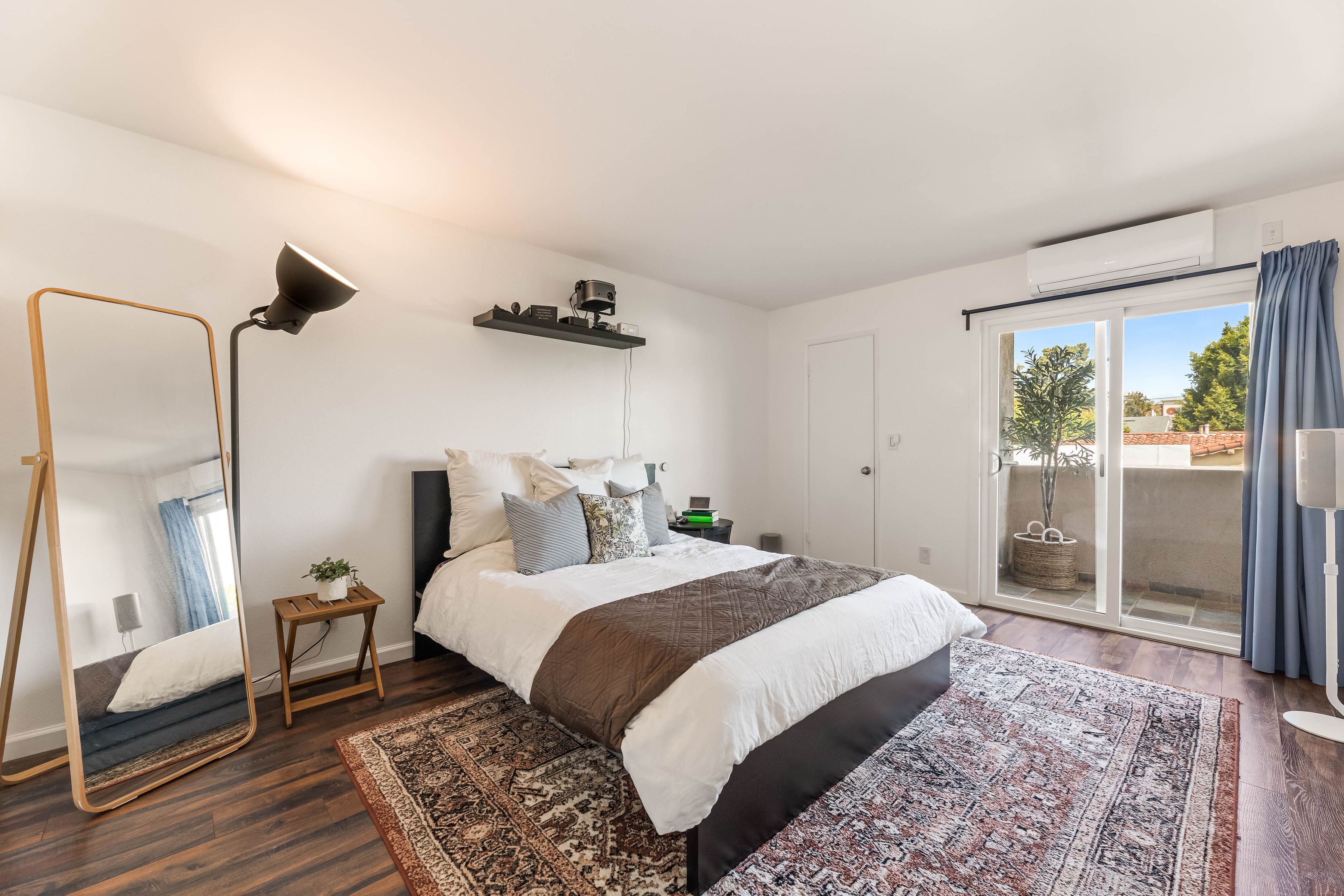  2320 S Bentley Ave - 物件實景