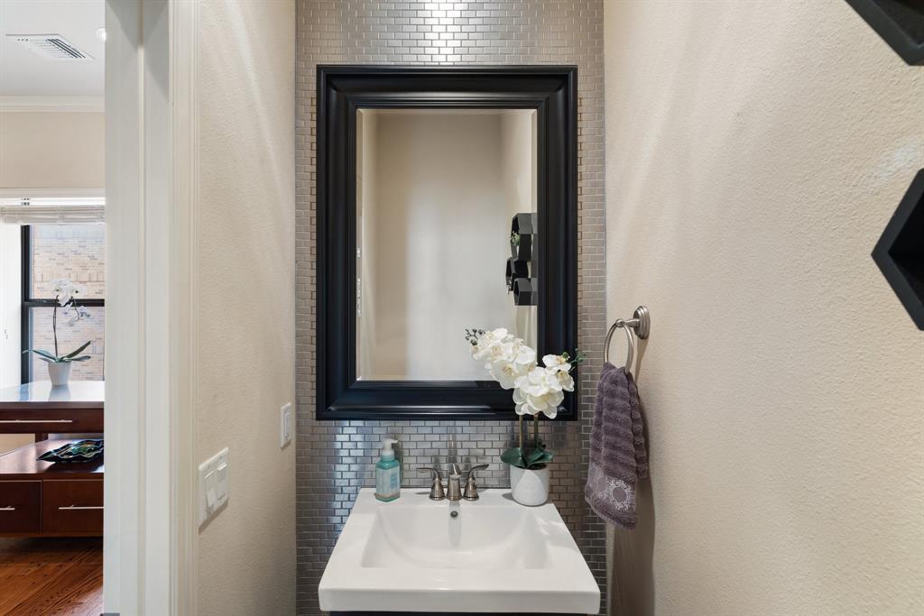 Fort Worth, Texas, 76102, United States, 2 Bedrooms Bedrooms, ,3 BathroomsBathrooms,Residential,For Sale,1880587