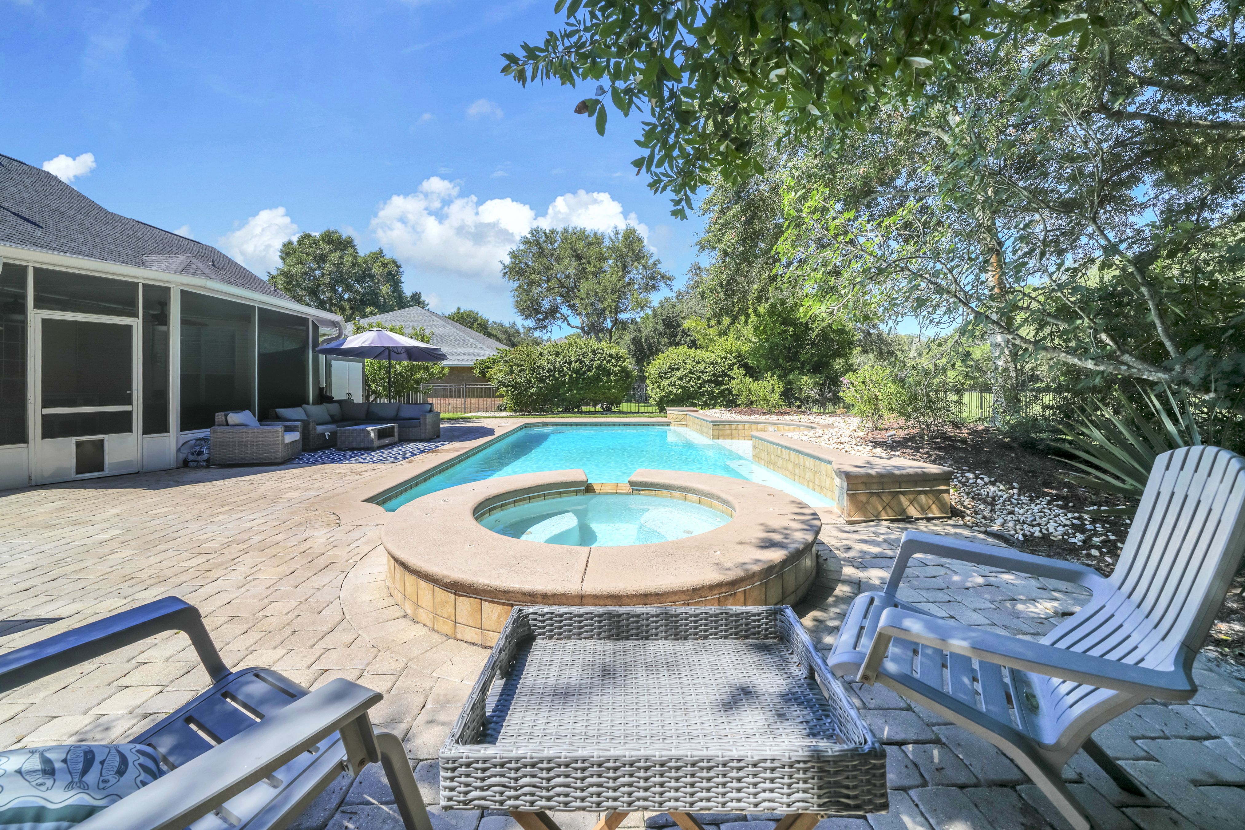  Updated Golf Course Pool Home With Flexible Five-Bedroom Layout - 物件實景