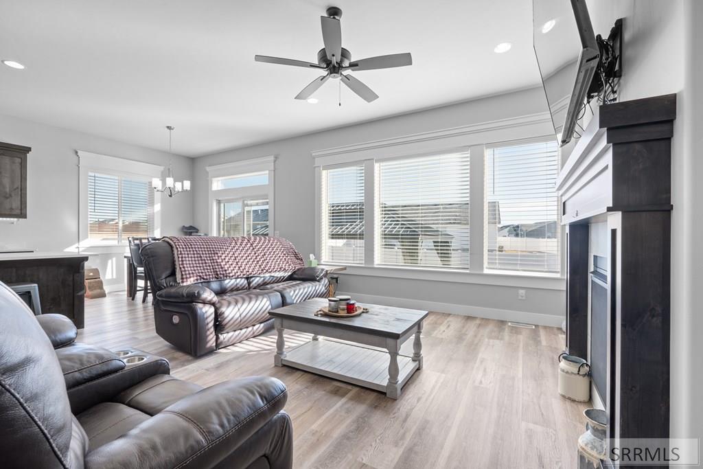 IDAHO FALLS, Idaho, 83401, United States, 4 Bedrooms Bedrooms, ,3 BathroomsBathrooms,Residential,For Sale,2013508