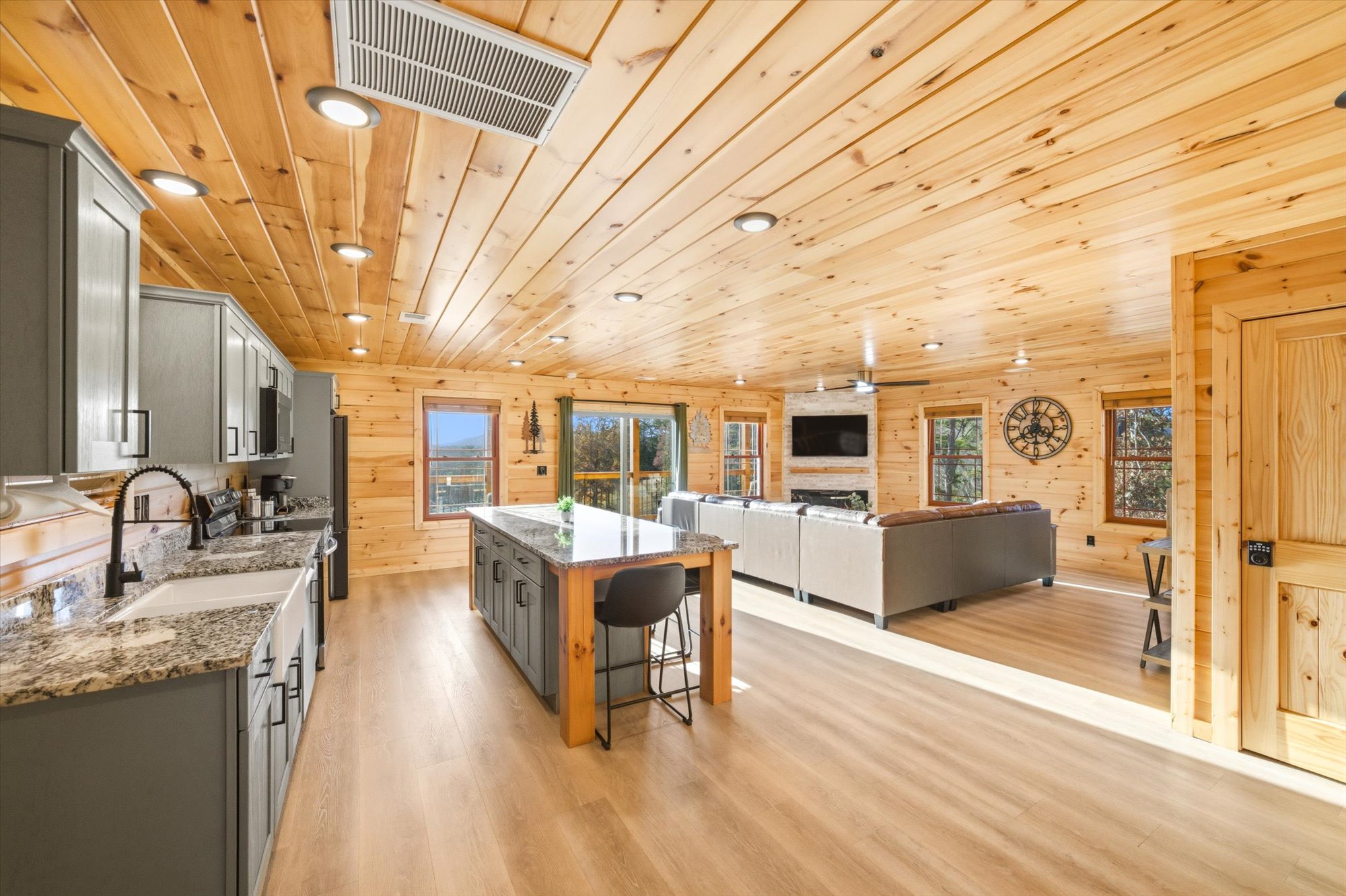 Sevierville, Tennessee, 37862, United States, 2 Bedrooms Bedrooms, ,2 BathroomsBathrooms,Residential,For Sale,1992770