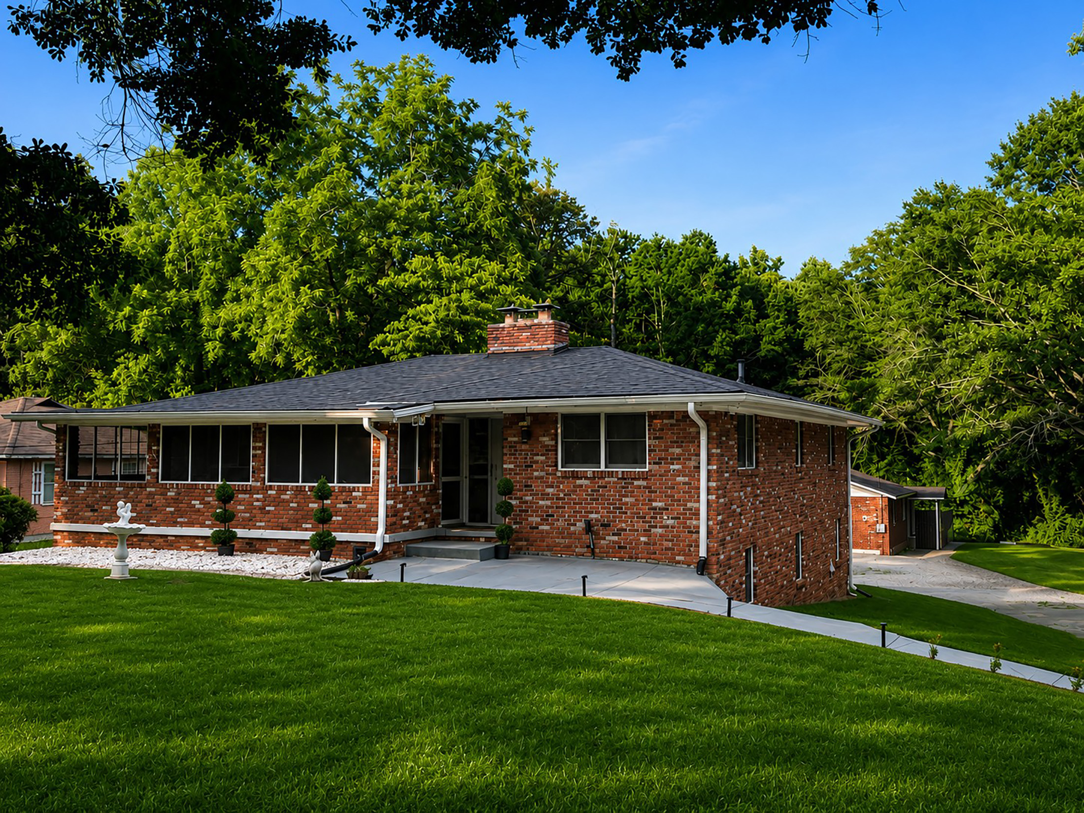  Exceptional Property Offers Two Homes, Detached Garage and Nearly Three Acres - 物件實景