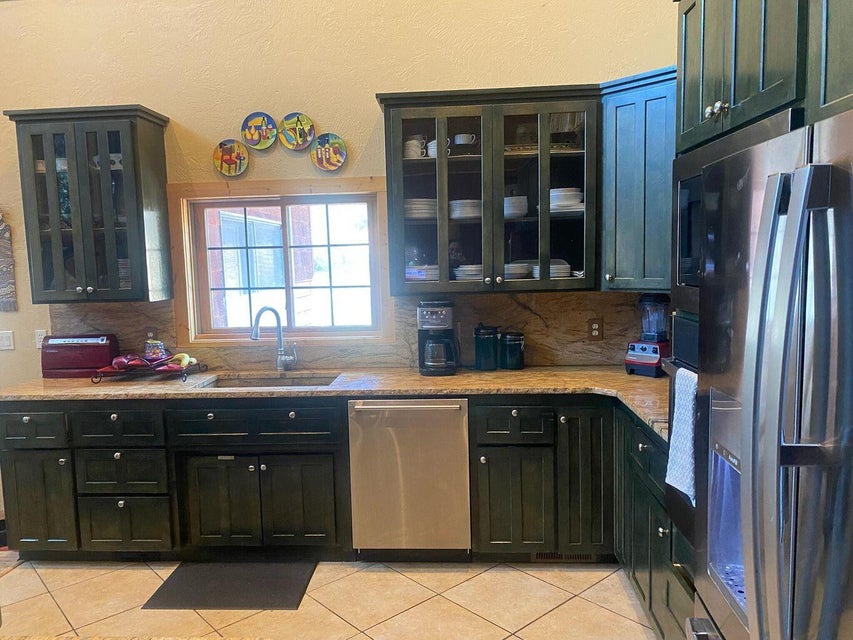 KLAMATH FALLS, Oregon, 97601, United States, 3 Bedrooms Bedrooms, ,3 BathroomsBathrooms,Residential,For Sale,1973852