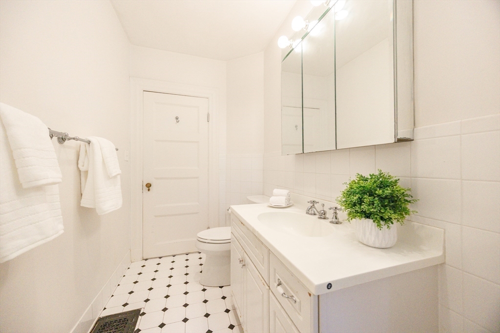 Newton, Massachusetts, 02465, United States, 5 Bedrooms Bedrooms, ,3 BathroomsBathrooms,Residential,For Sale,1939012