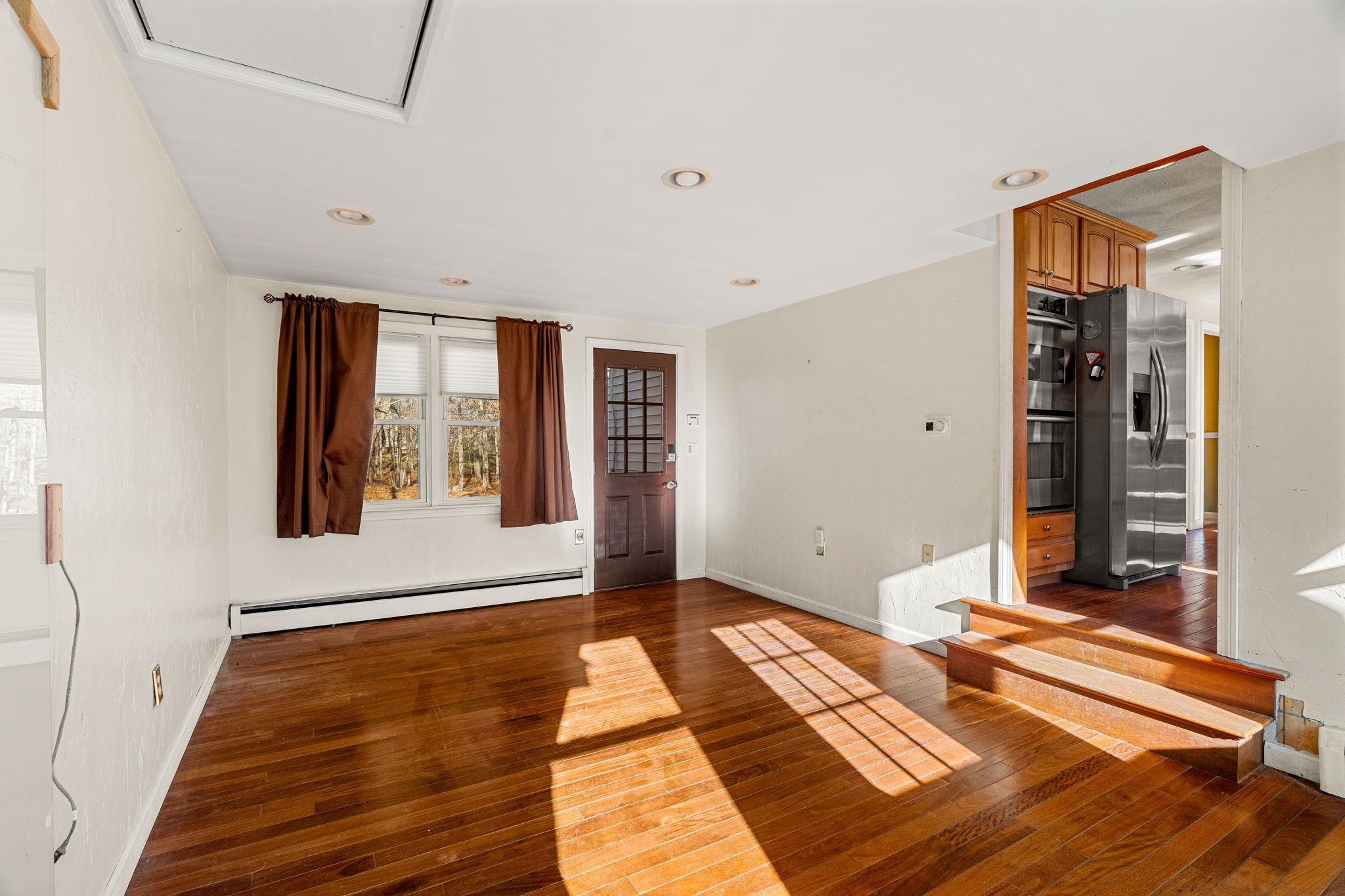 Londonderry, New Hampshire, 03053, United States, 3 Bedrooms Bedrooms, ,4 BathroomsBathrooms,Residential,For Sale,2002282