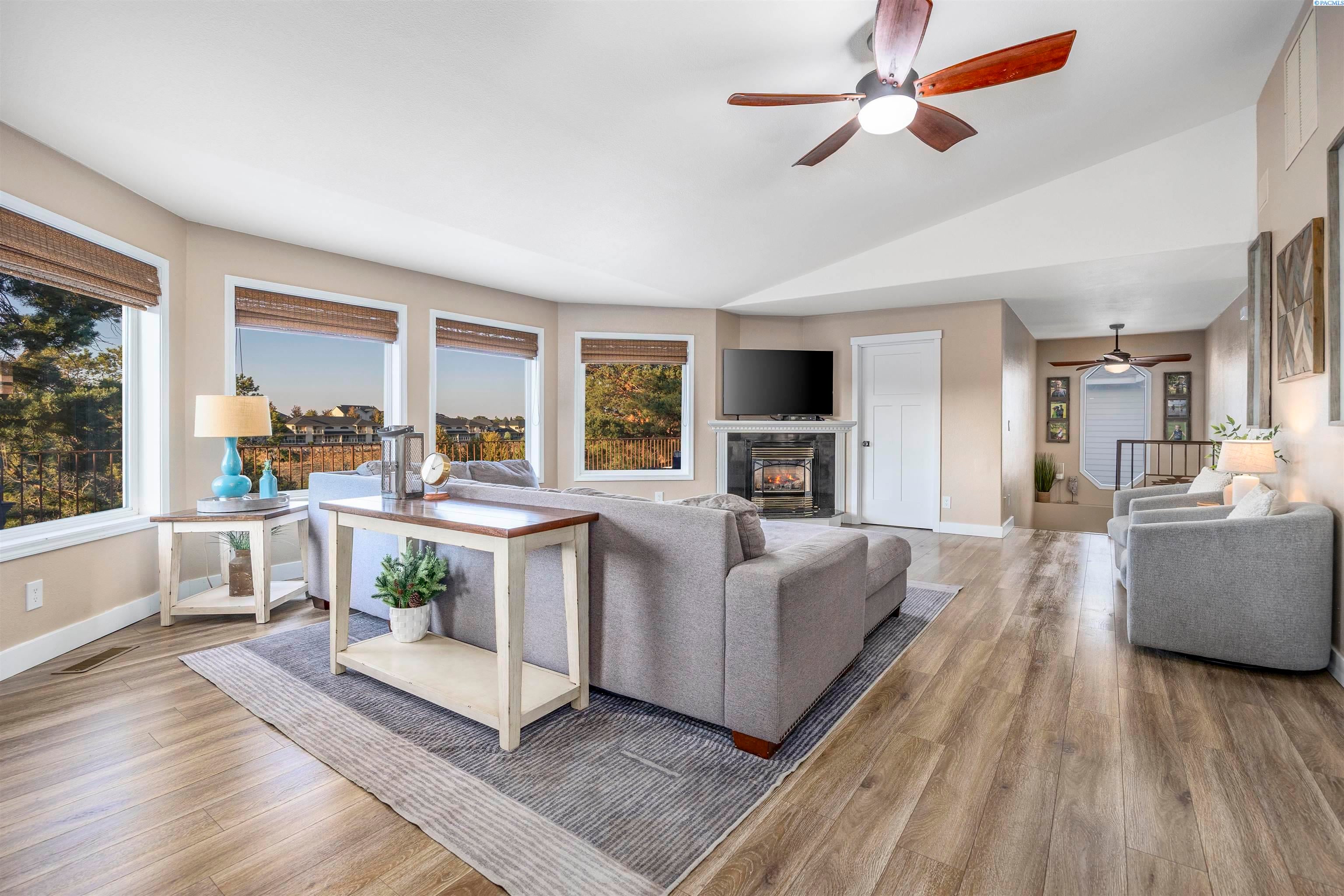 Kennewick, Washington, 99337, United States, 4 Bedrooms Bedrooms, ,2 BathroomsBathrooms,Residential,For Sale,1978666