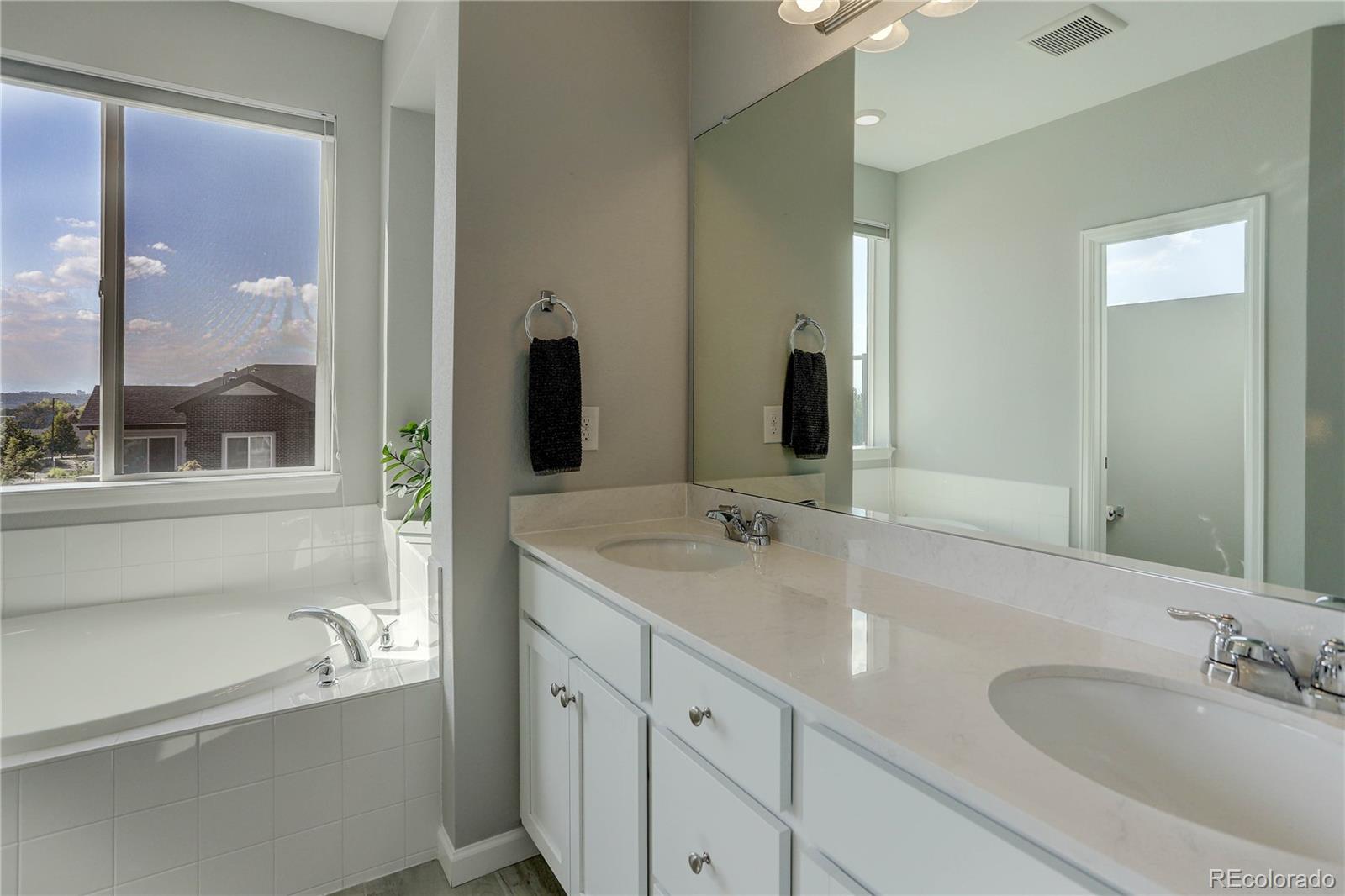 Aurora, Colorado, 80015, United States, 3 Bedrooms Bedrooms, ,3 BathroomsBathrooms,Residential,For Sale,1939063