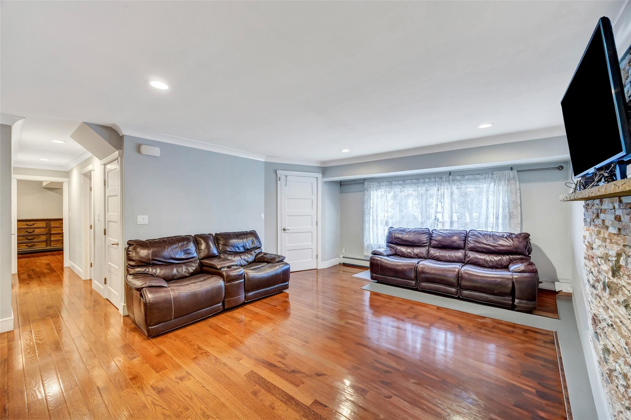 Lindenhurst, New York, 11757, United States, 5 Bedrooms Bedrooms, ,3 BathroomsBathrooms,Residential,For Sale,1707777