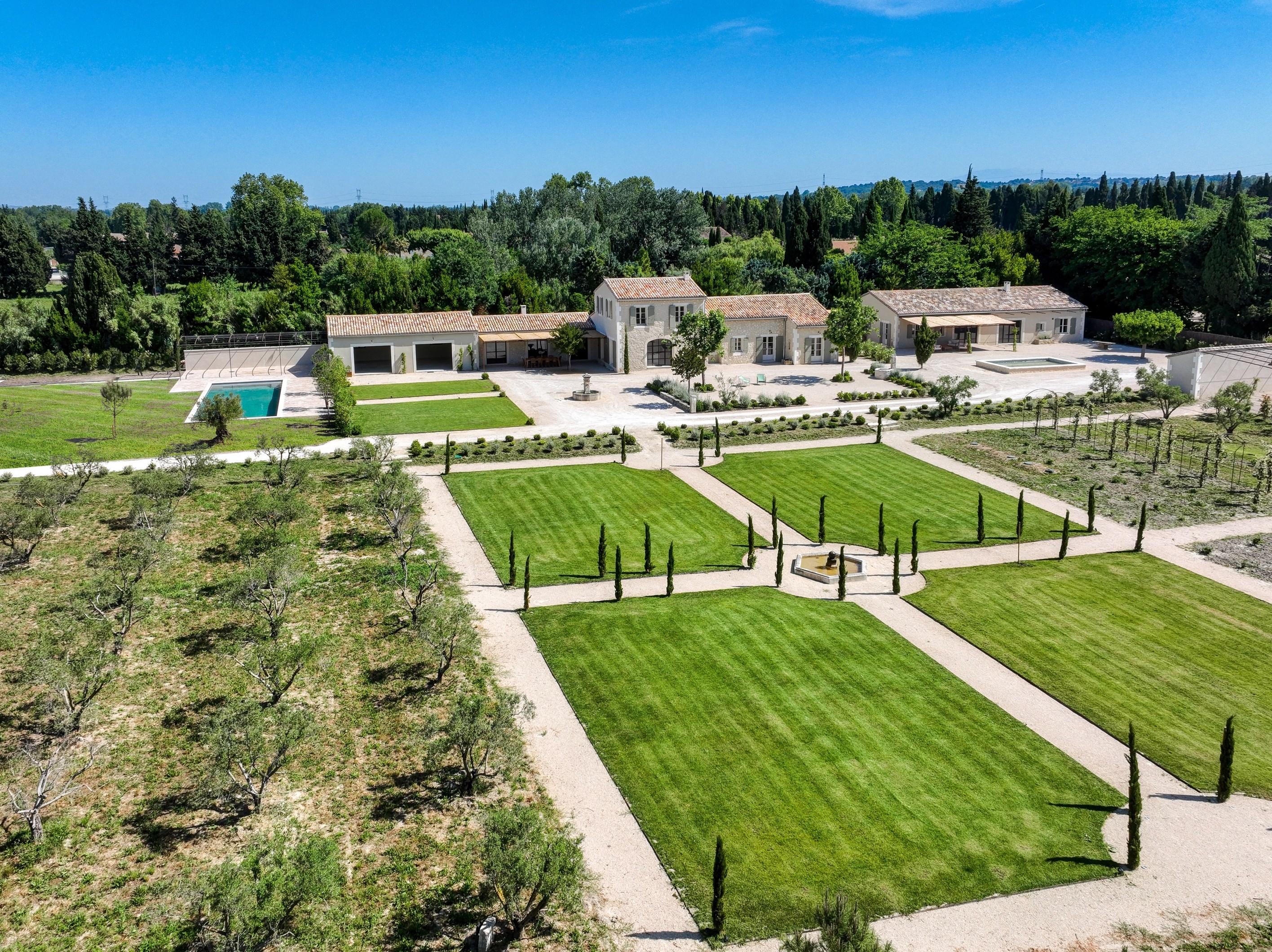  Exclusive listing. Saint Rémy de Provence, superb renovated property located 5 … - 物件實景