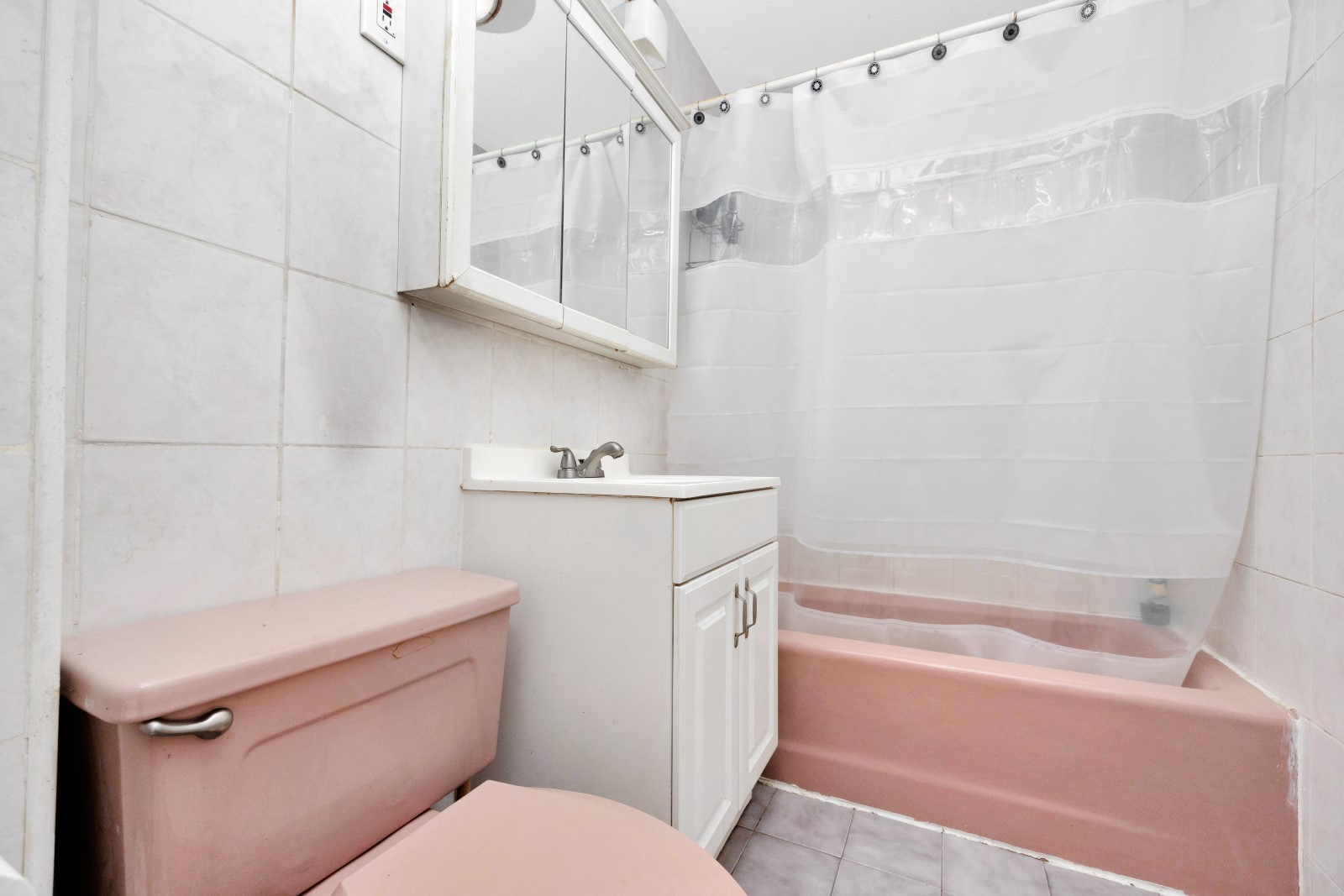 Middle Village, New York, 11379, United States, 4 Bedrooms Bedrooms, ,3 BathroomsBathrooms,Residential,For Sale,1827631