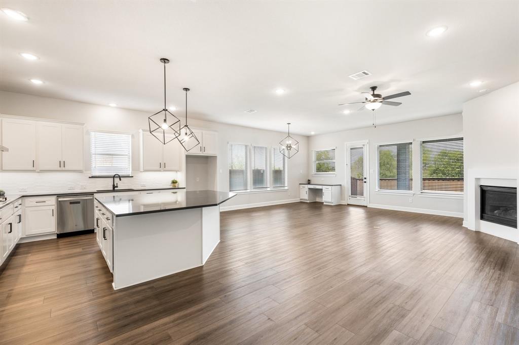 Mansfield, Texas, 76063, United States, 3 Bedrooms Bedrooms, ,2 BathroomsBathrooms,Residential,For Sale,1883184