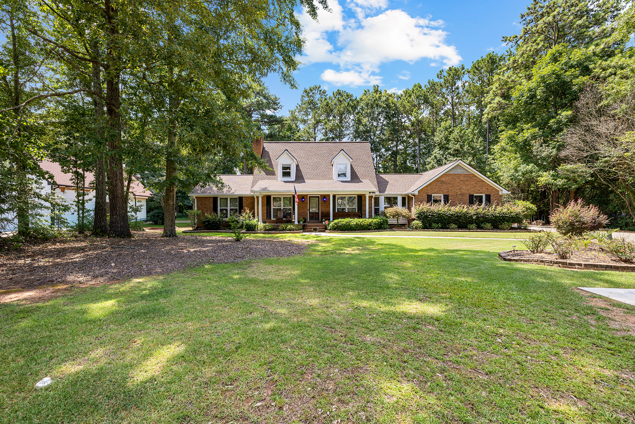  Beautiful Home with Backyard Retreat in Hillandale - 物件實景