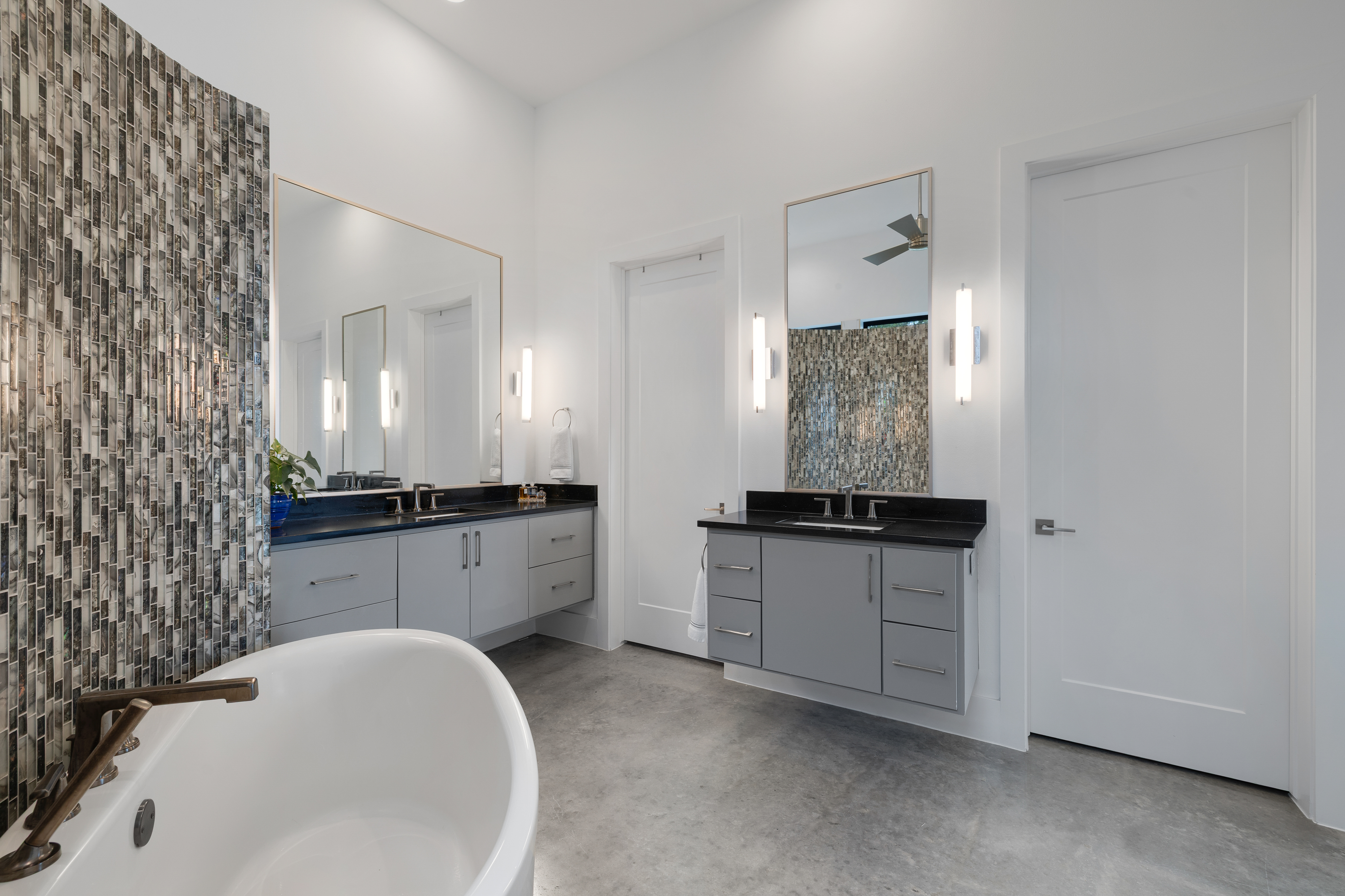  Custom Contemporary with Designer Finishes - 物件實景