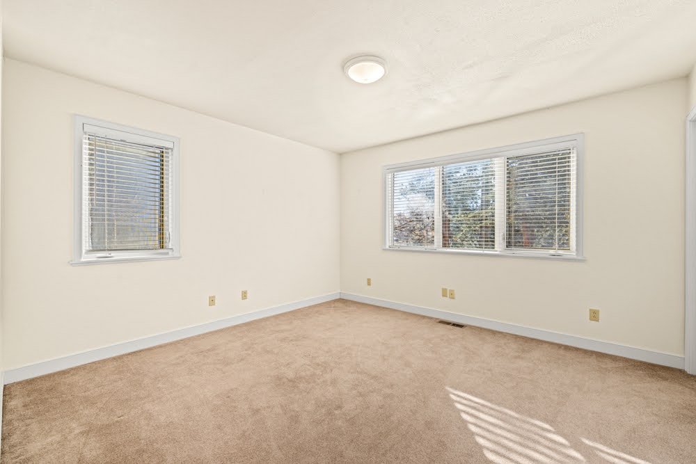 KLAMATH FALLS, Oregon, 97601, United States, 3 Bedrooms Bedrooms, ,4 BathroomsBathrooms,Residential,For Sale,1981715