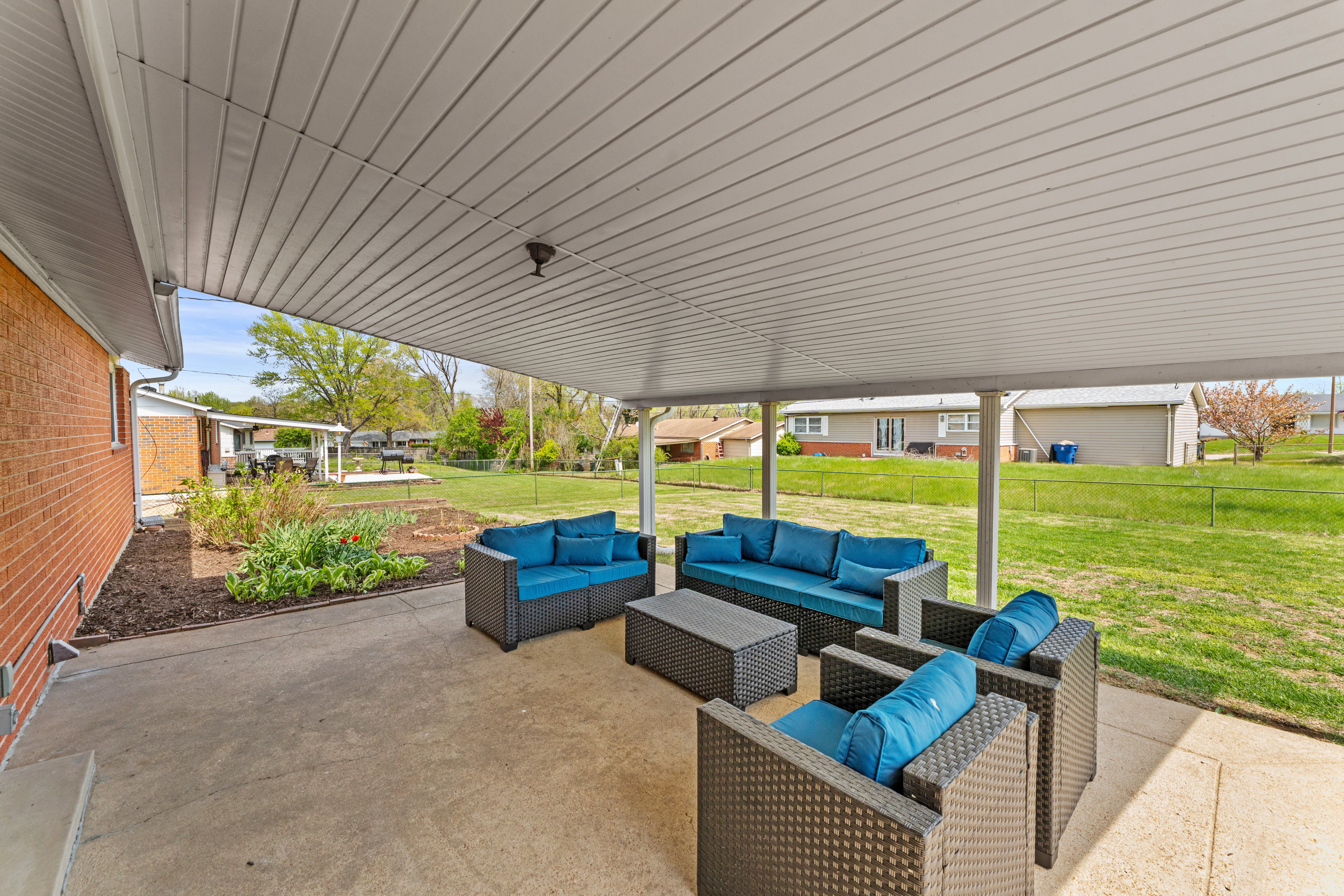  Exceptional low-maintenance brick and stone home makes - 物件實景