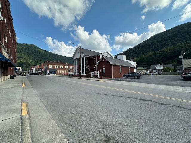 Pineville, Kentucky, 40977, United States, 1 Bedroom Bedrooms, ,3 BathroomsBathrooms,Residential,For Sale,1974652