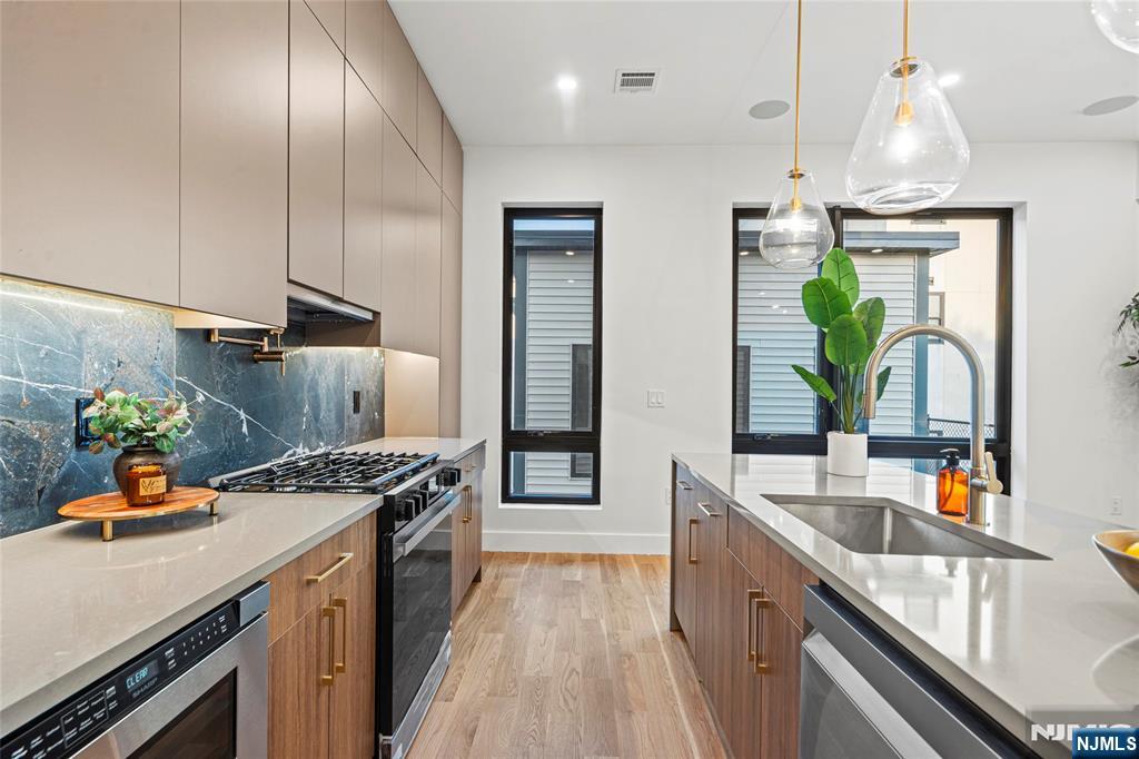 Jersey City, New Jersey, 07307, United States, 3 Bedrooms Bedrooms, ,3 BathroomsBathrooms,Residential,For Sale,2002133