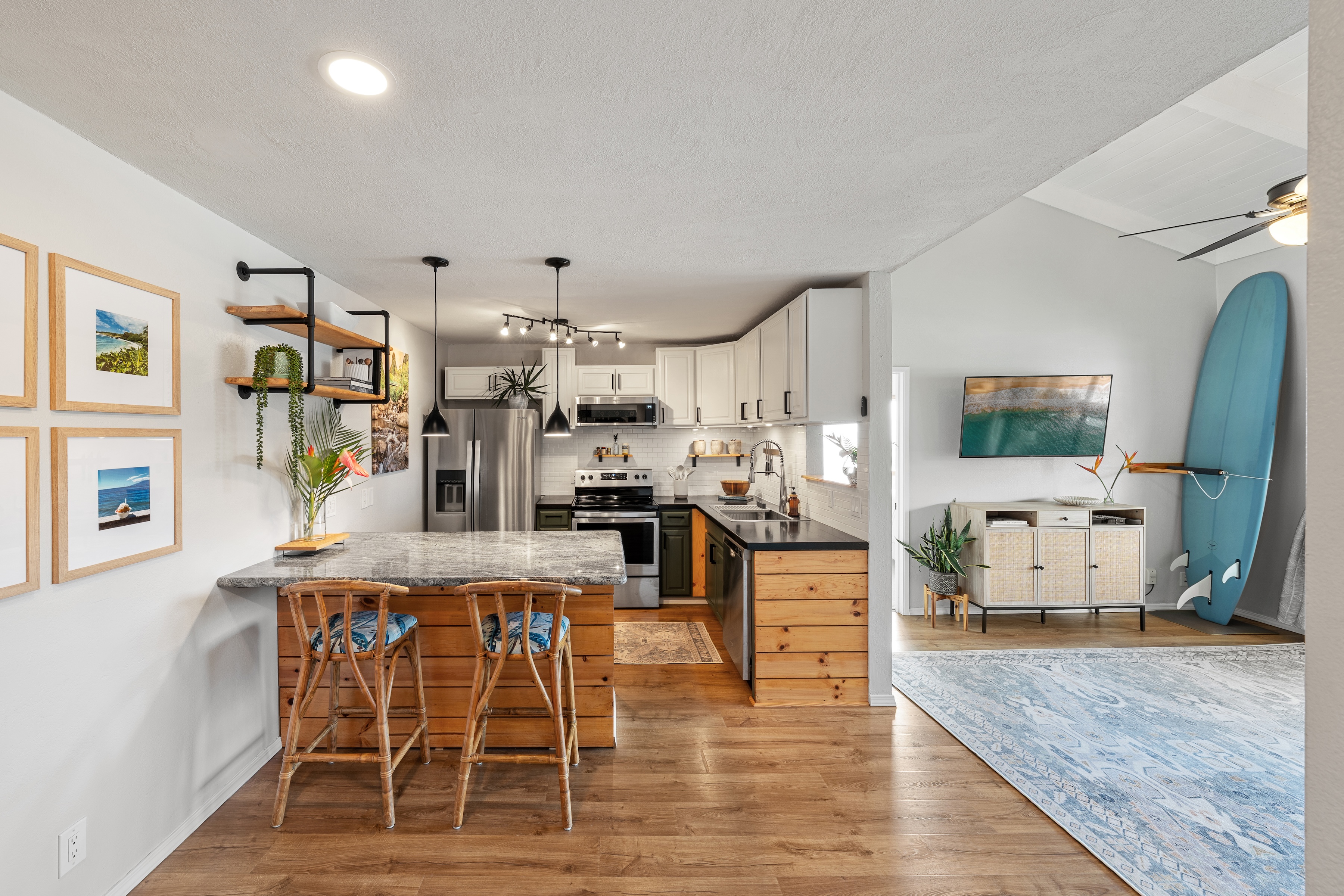  Centrally Located Living with Vaulted Ceilings and Views - 物件實景