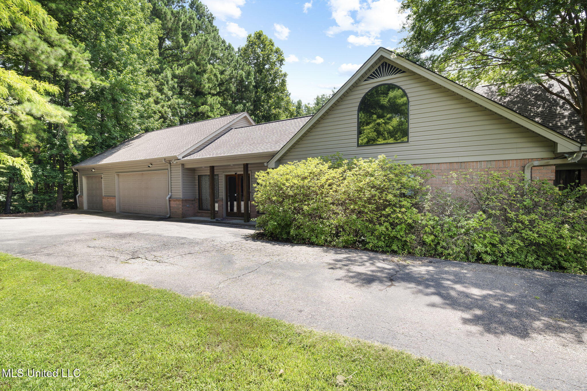 Olive Branch, Mississippi, 38654, United States, 5 Bedrooms Bedrooms, ,3 BathroomsBathrooms,Residential,For Sale,1898355