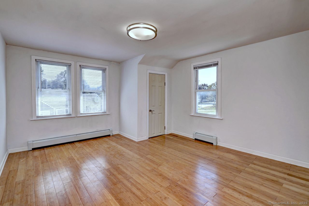 Milford, Connecticut, 06461, United States, 5 Bedrooms Bedrooms, ,2 BathroomsBathrooms,Residential,For Sale,1949907