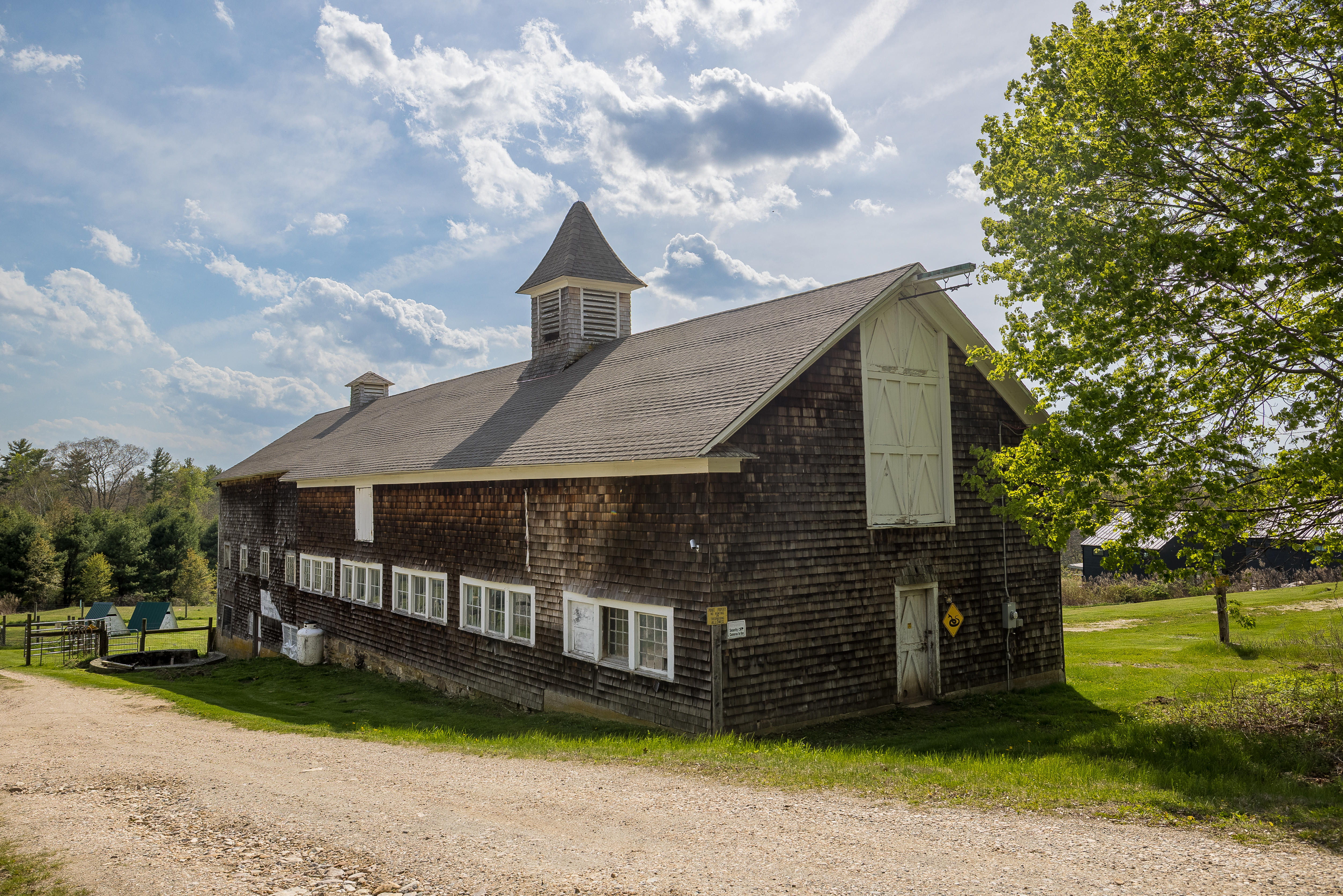  A Tranquil Berkshire Legacy: 22 Scenic Acres and a Landmark 3-Story Barn, Brookm - 物件實景