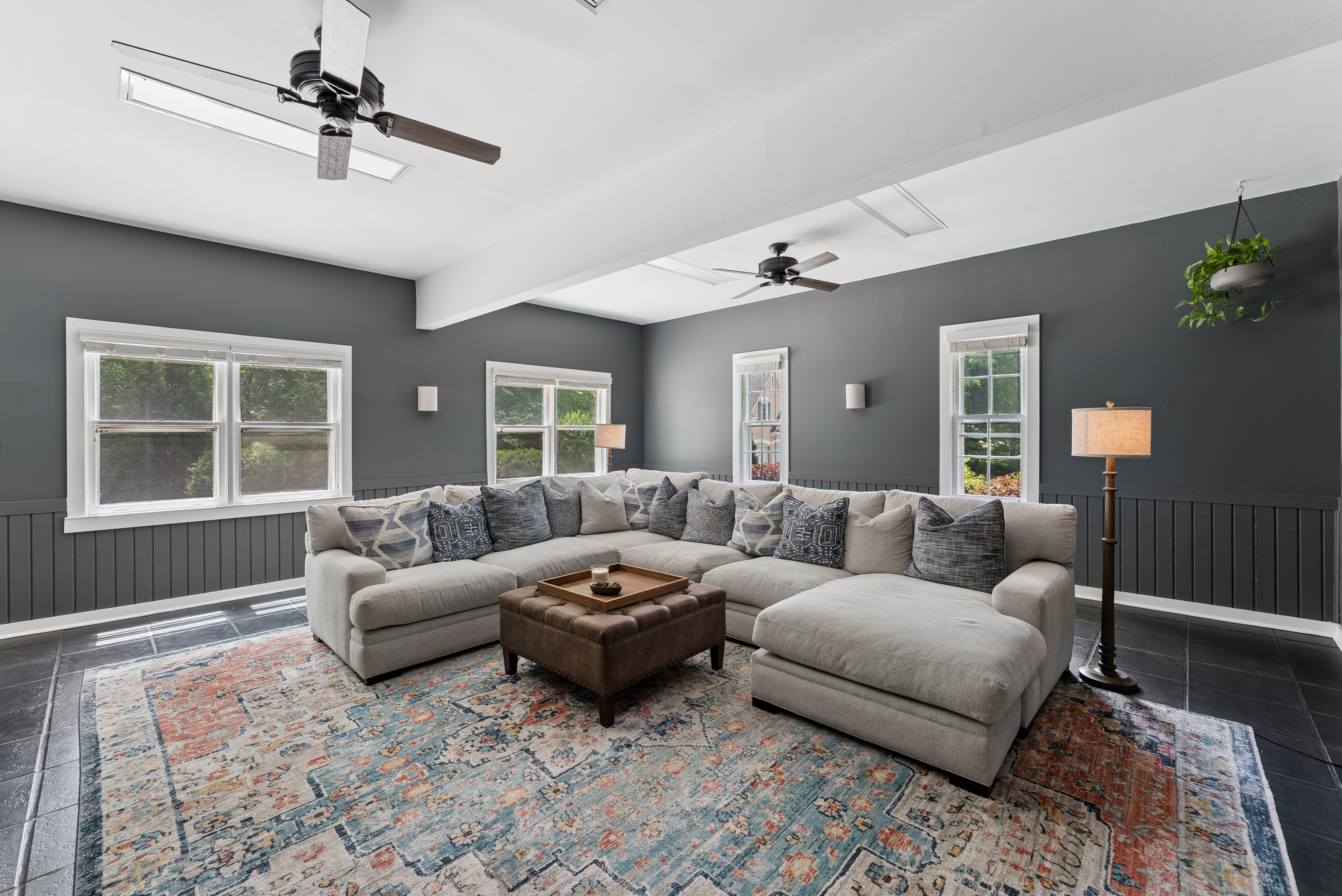  Stately Brick-front Home Offers Timeless Curb Appeal - 物件實景