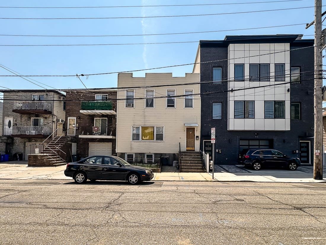Jersey City, New Jersey, 07306, United States, 5 Bedrooms Bedrooms, ,2 BathroomsBathrooms,Residential,For Sale,1906823