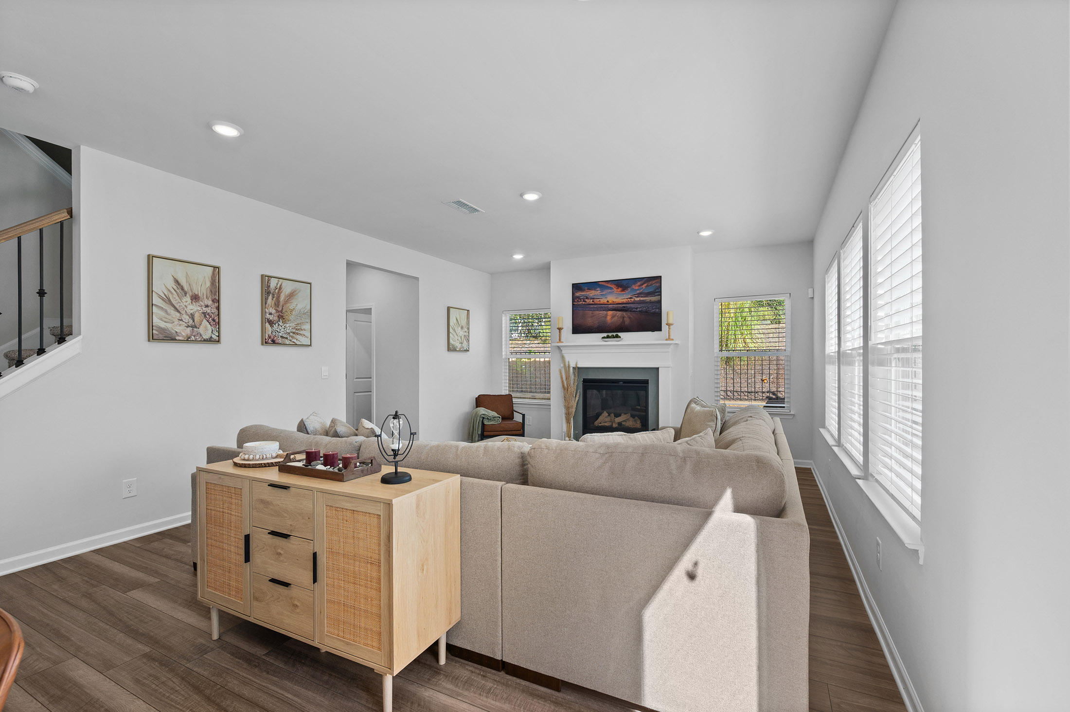  Move-In-Ready Living with a Home Office and Media Loft - 物件實景
