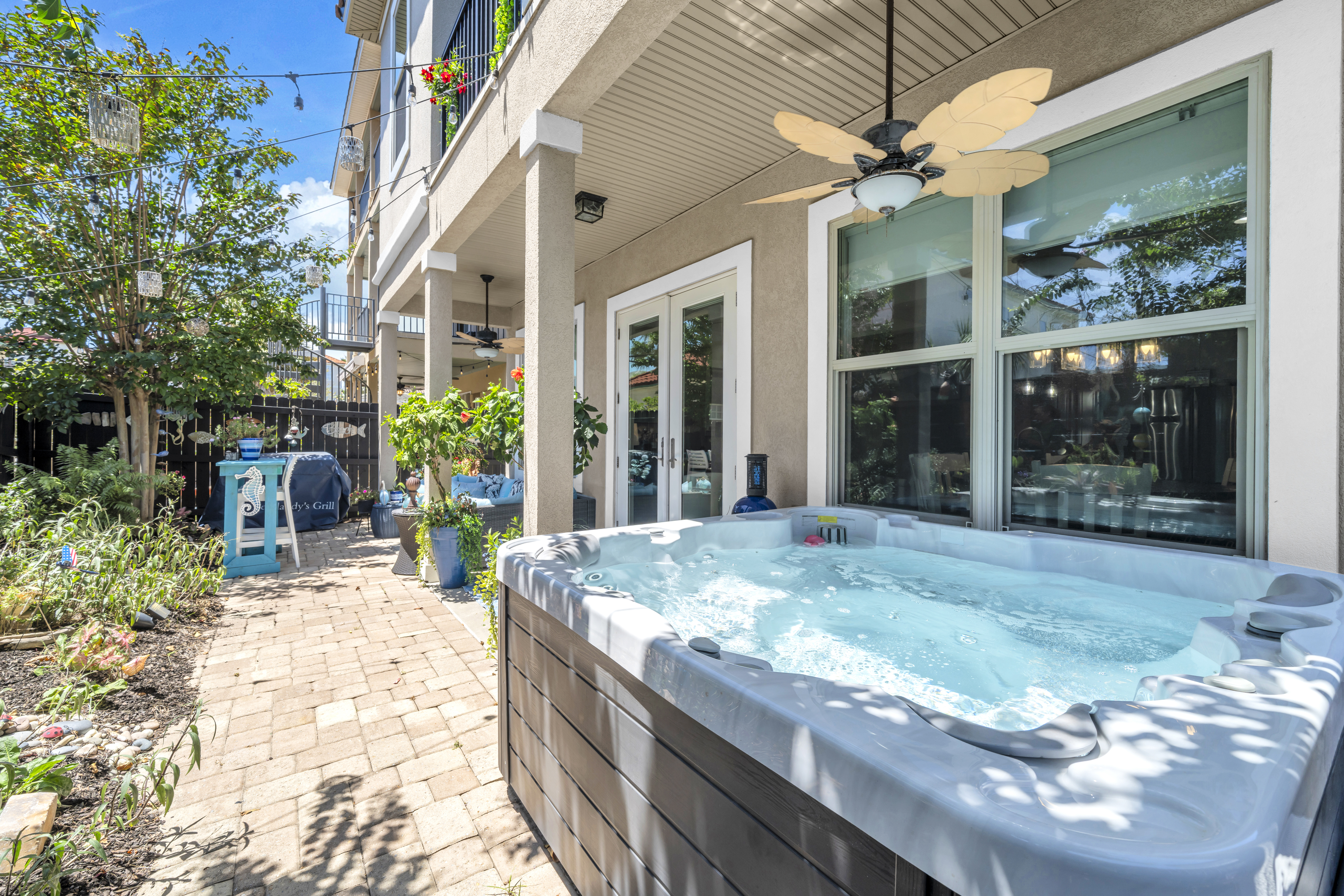  Turnkey Coastal Retreat With Private Garden Oasis - 物件實景