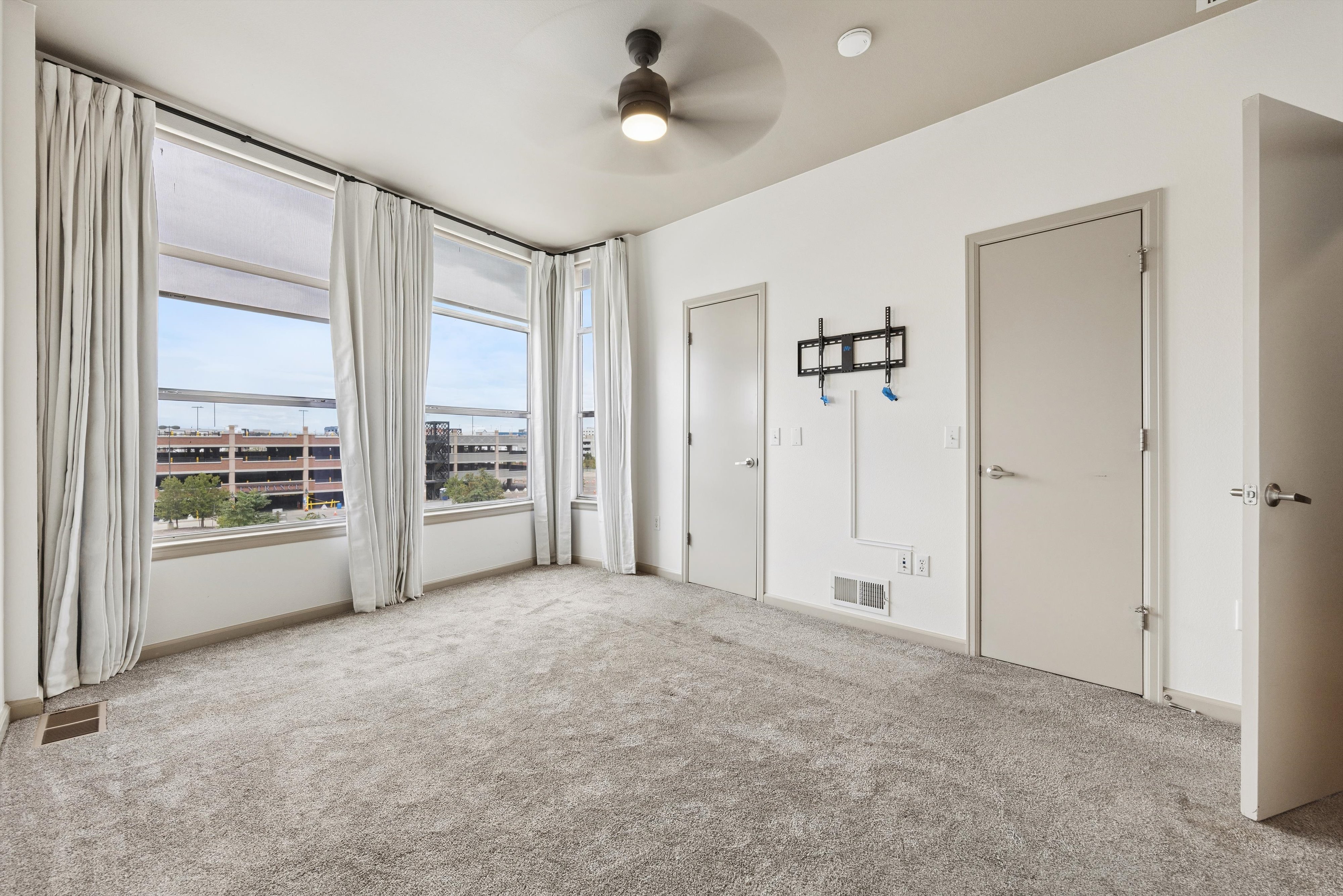  Beautifully updated end-unit offers exceptional natural light & abundant windows - 物件實景
