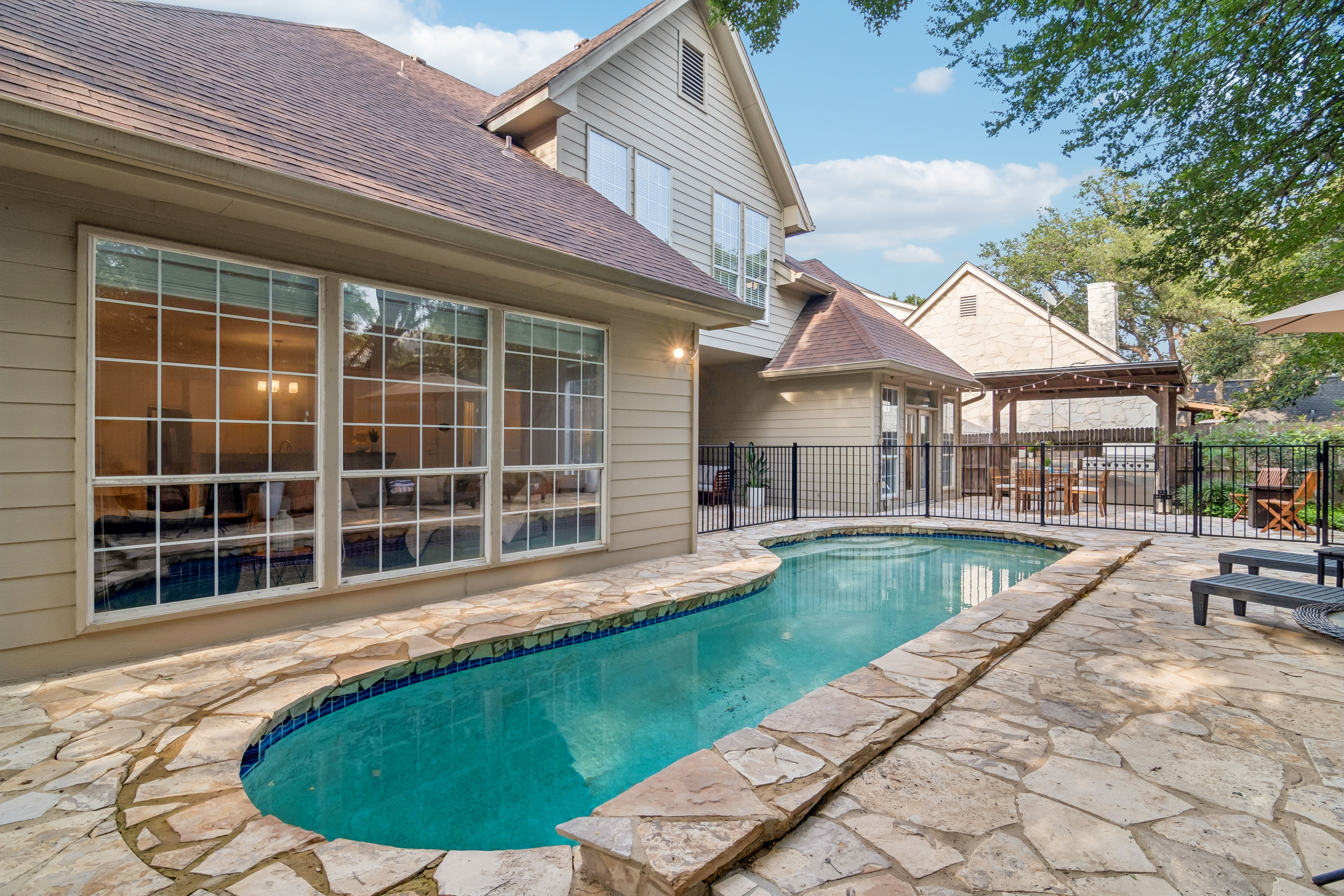  Elegant Deerfield Retreat with Resort-Style Backyard - 物件實景