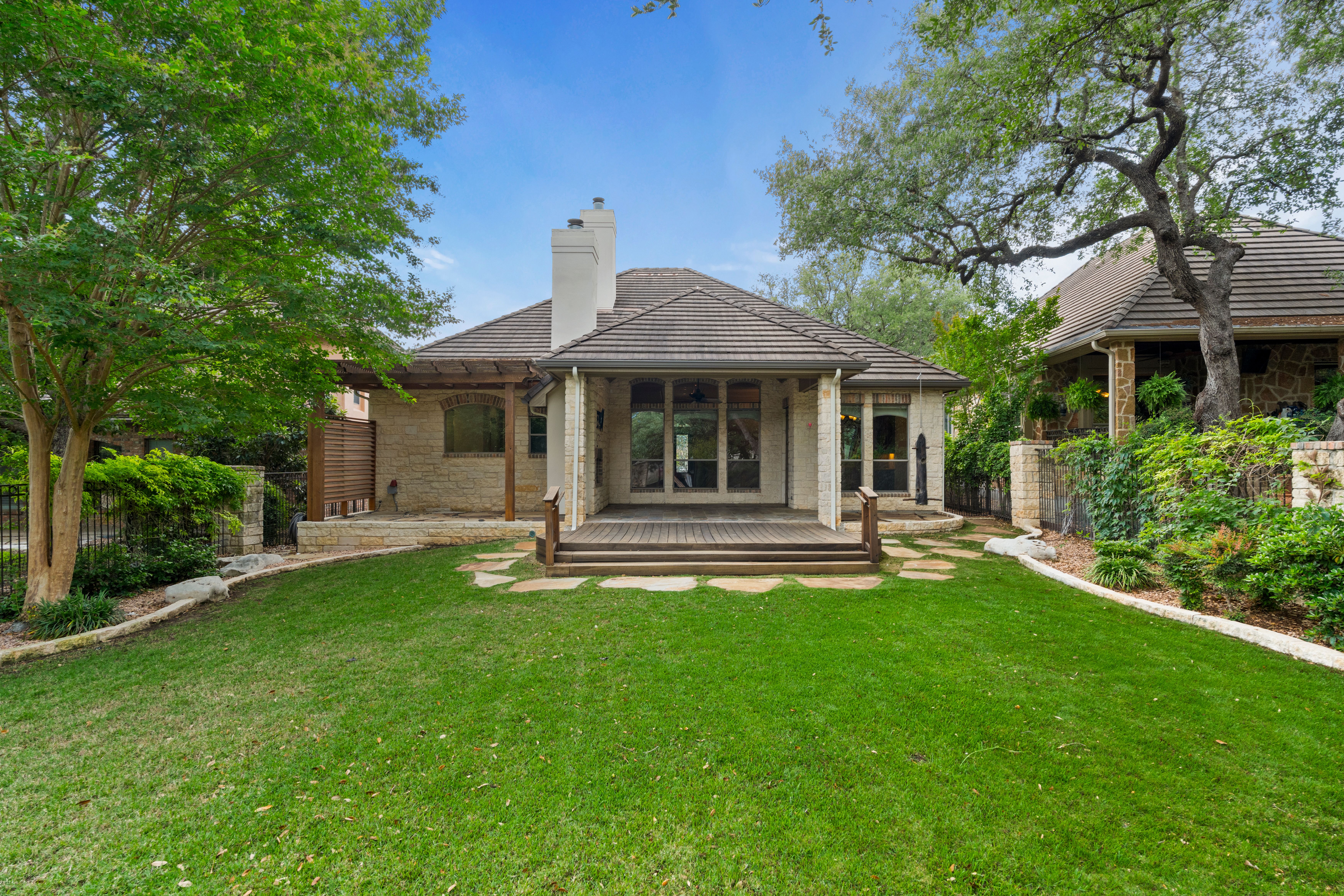  Stunning Single-Story Retreat on Greenbelt - 物件實景