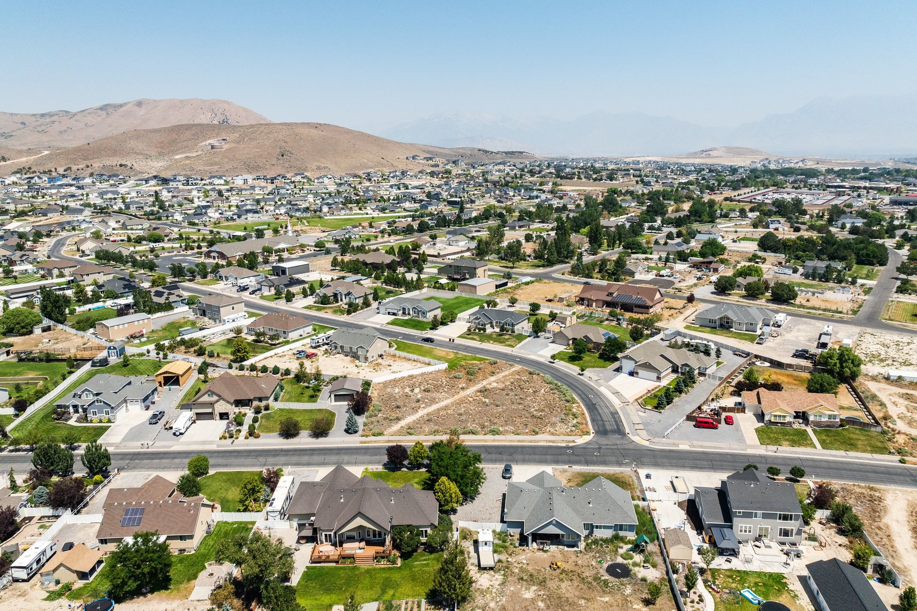  0.56 acres. Corner Lot. No HOA. ADU Potential. This one is different - 物件實景